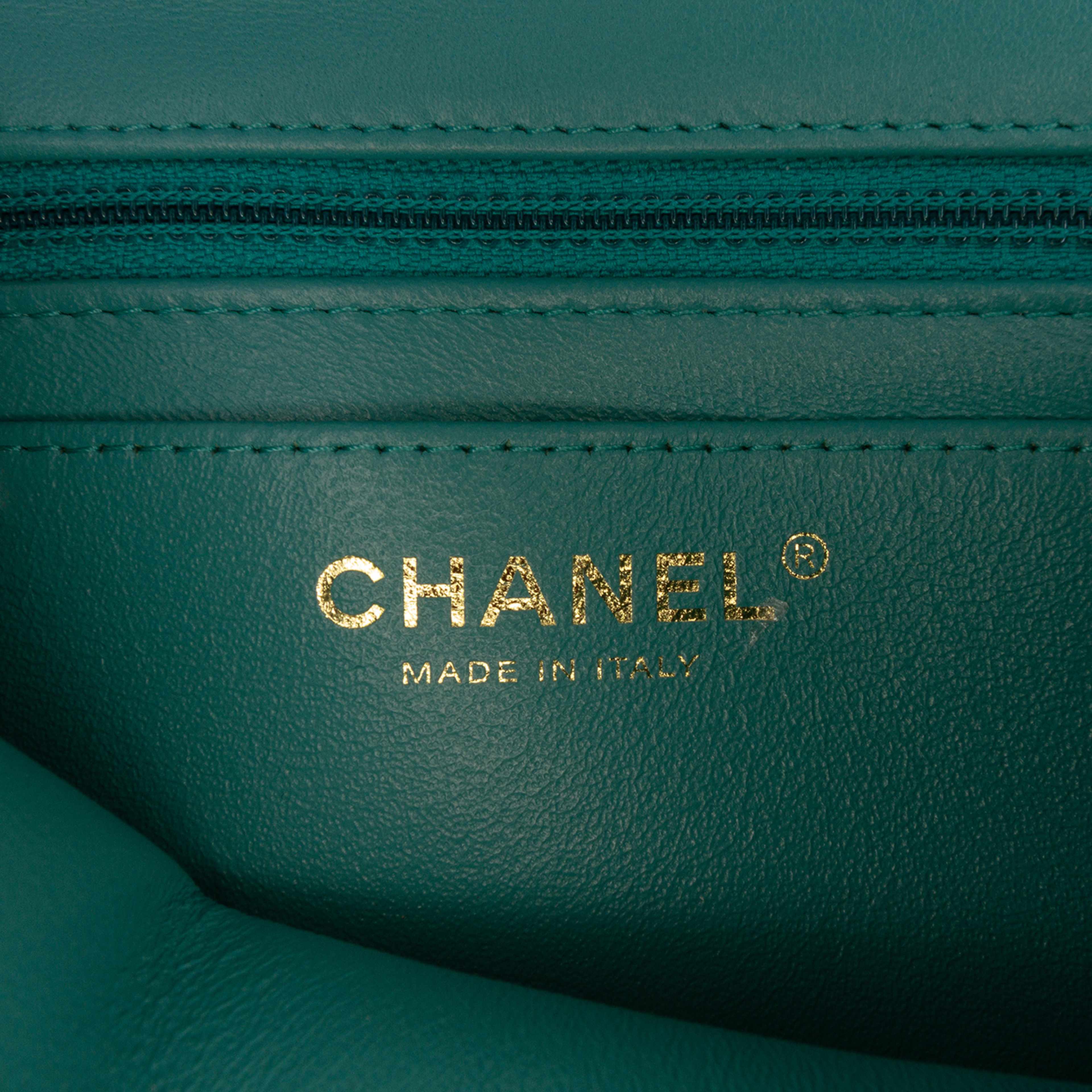 Chanel Mini Square Classic Lambskin Single Flap, från Luxclusif, i färgen green. Klicka för att öppna bilden i stort format