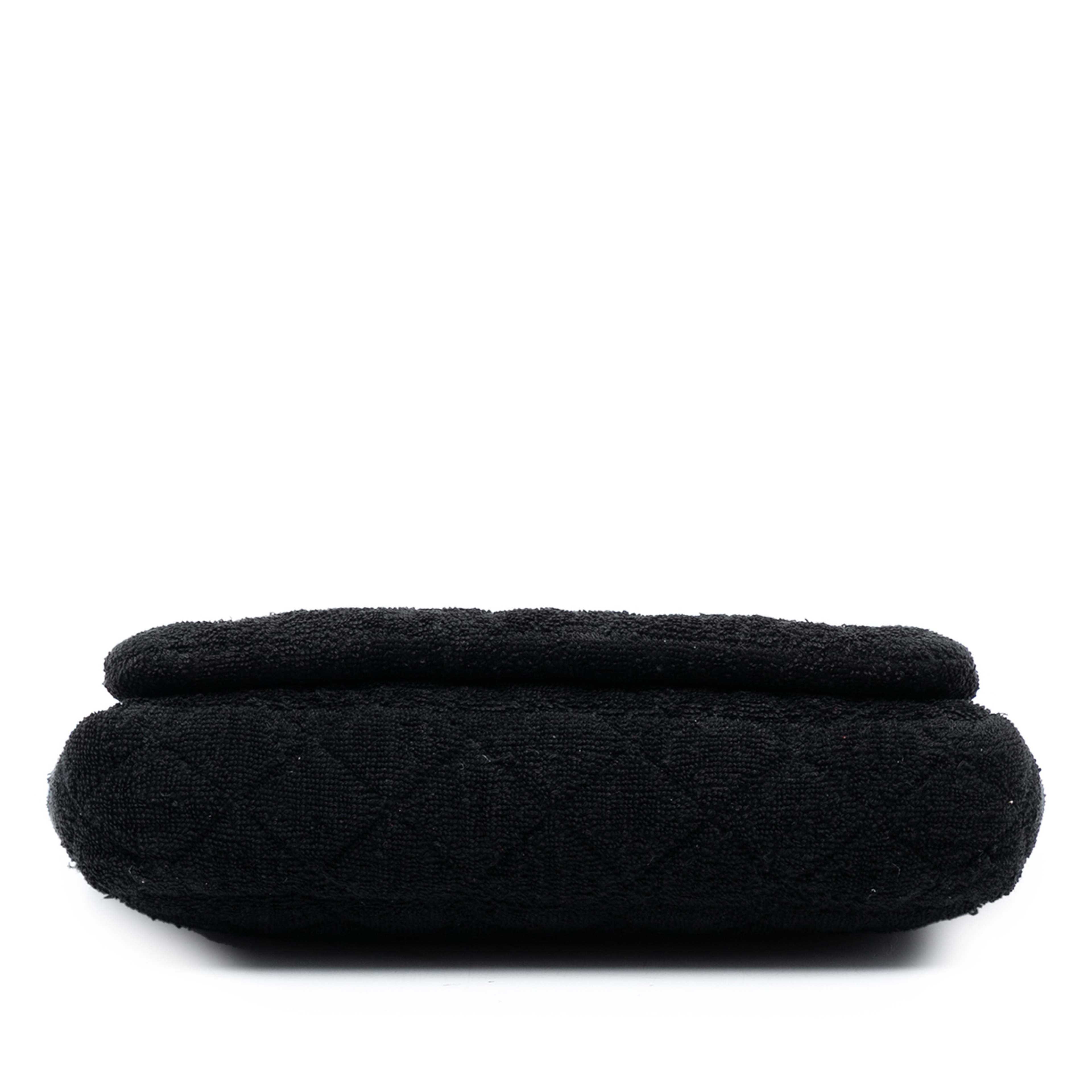 Chanel Cc Quilted Terry Cloth Flap, från Luxclusif, i färgen svart. Klicka för att öppna bilden i stort format