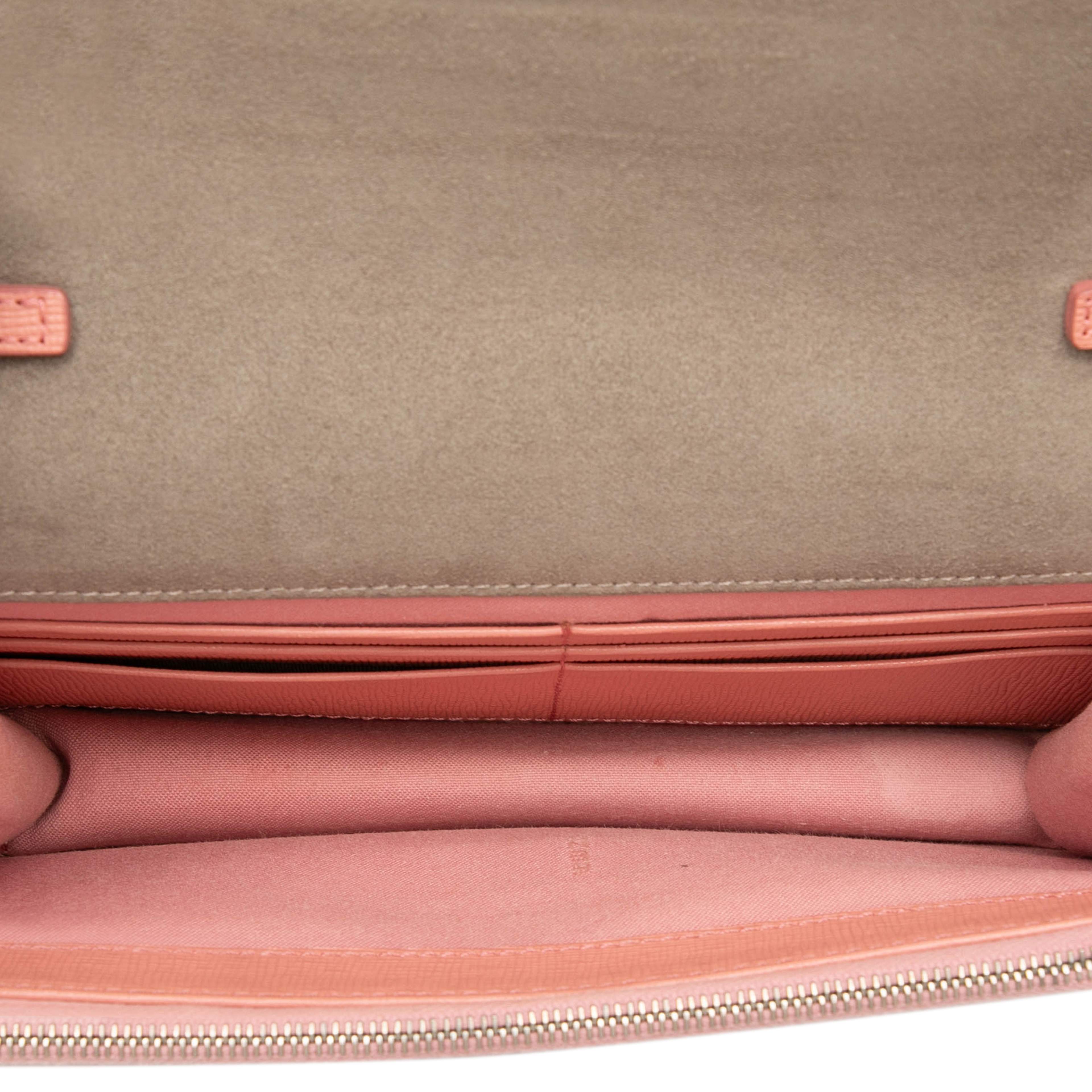 Fendi Leather Crystal Eye Monster Tube Wallet On Chain, från Luxclusif, i färgen pink. Klicka för att öppna bilden i stort format