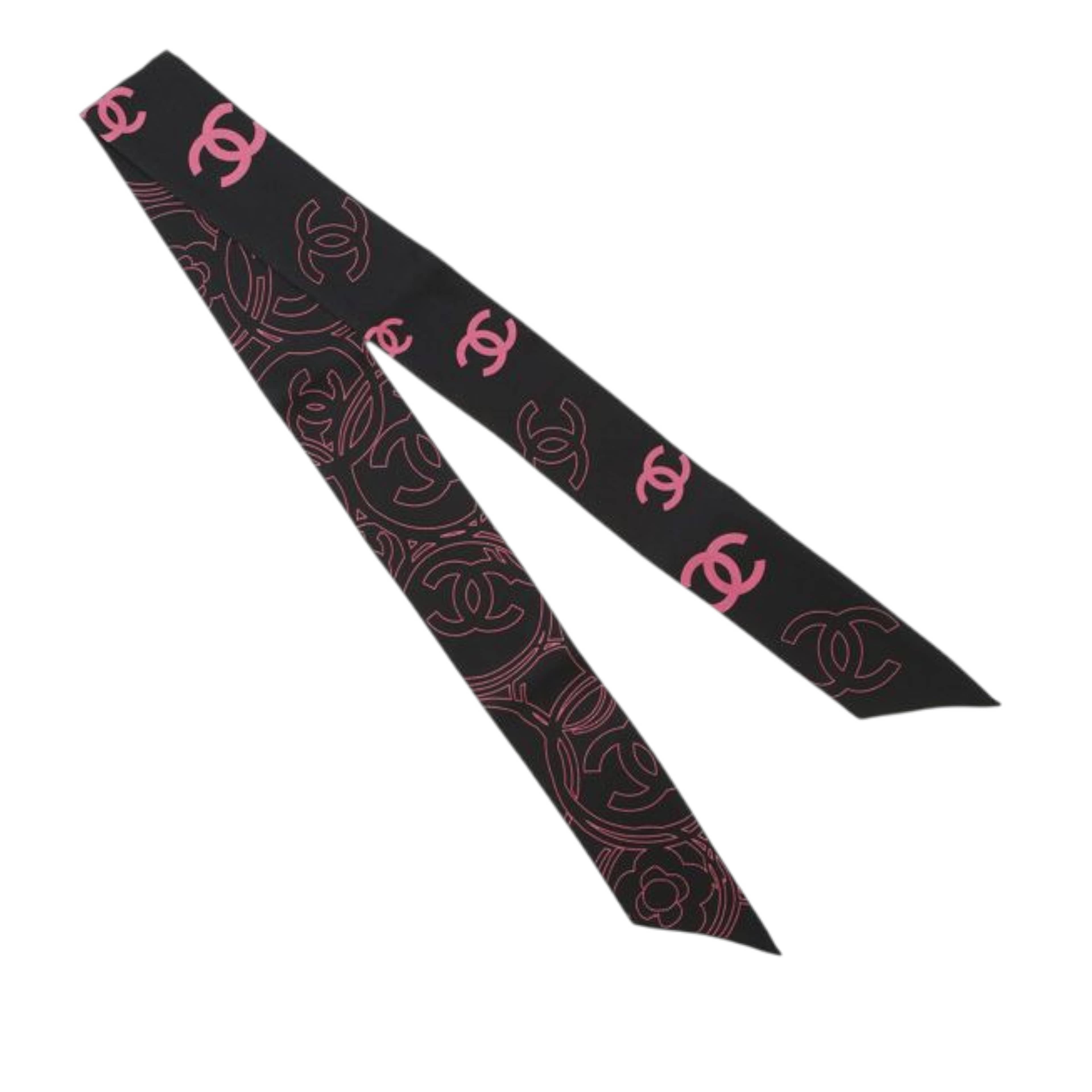 Chanel Cc Silk Bandeau Scarf, från Luxclusif, i färgen black. Klicka för att öppna bilden i stort format