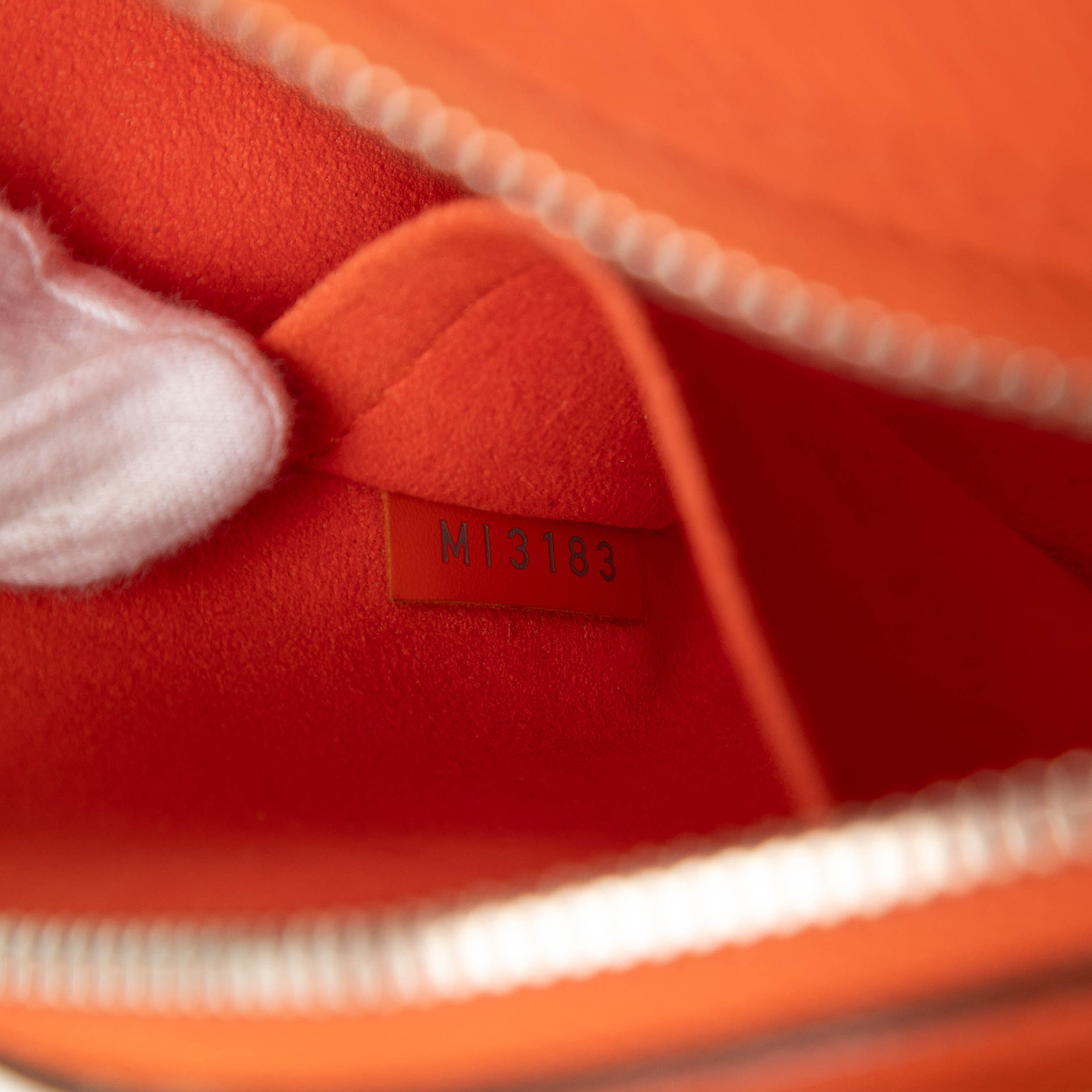 Louis Vuitton Epi Alma Bb, från Luxclusif, i färgen orange. Klicka för att öppna bilden i stort format