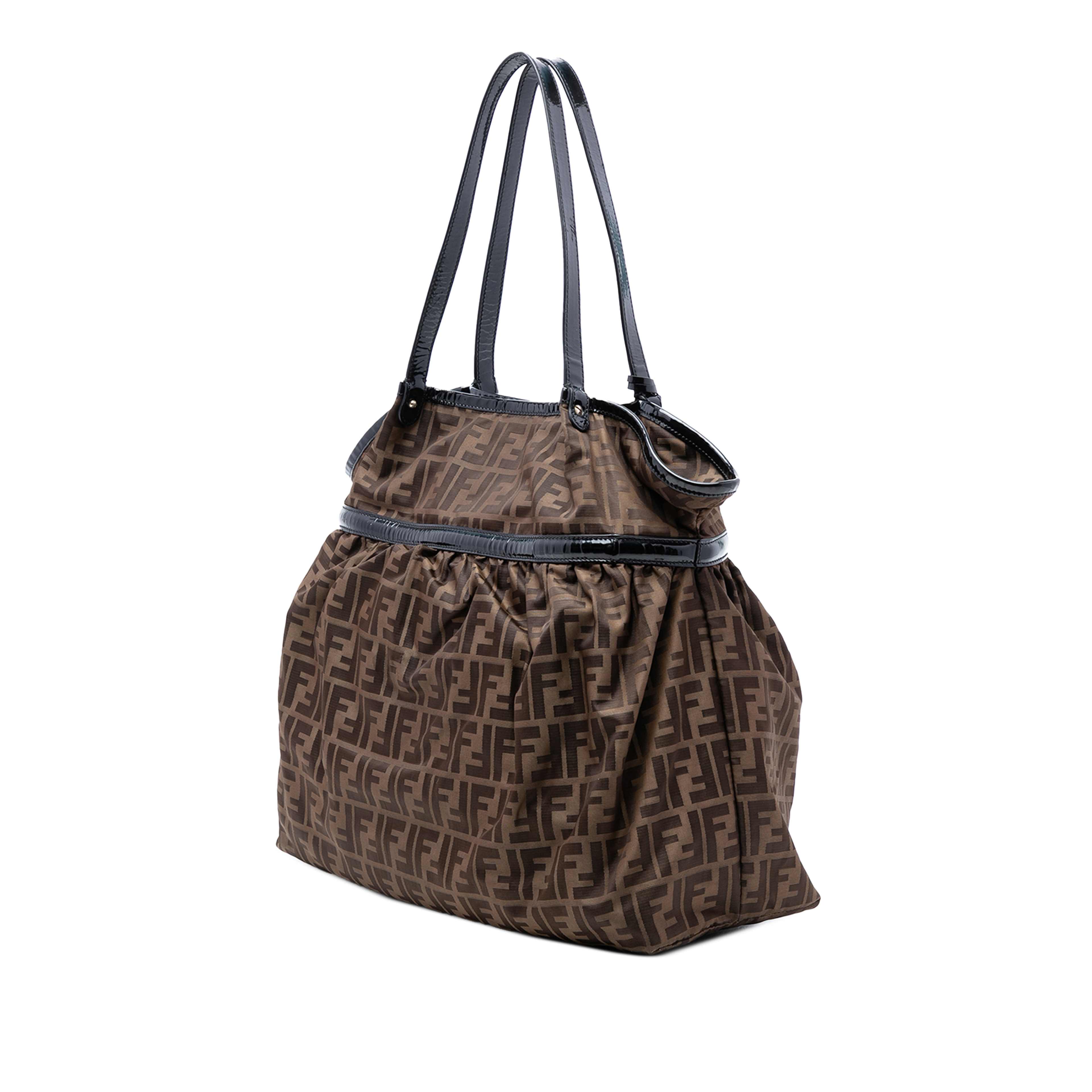 Fendi Zucca Canvas Chef Tote, från Luxclusif, i färgen brown. Klicka för att öppna bilden i stort format