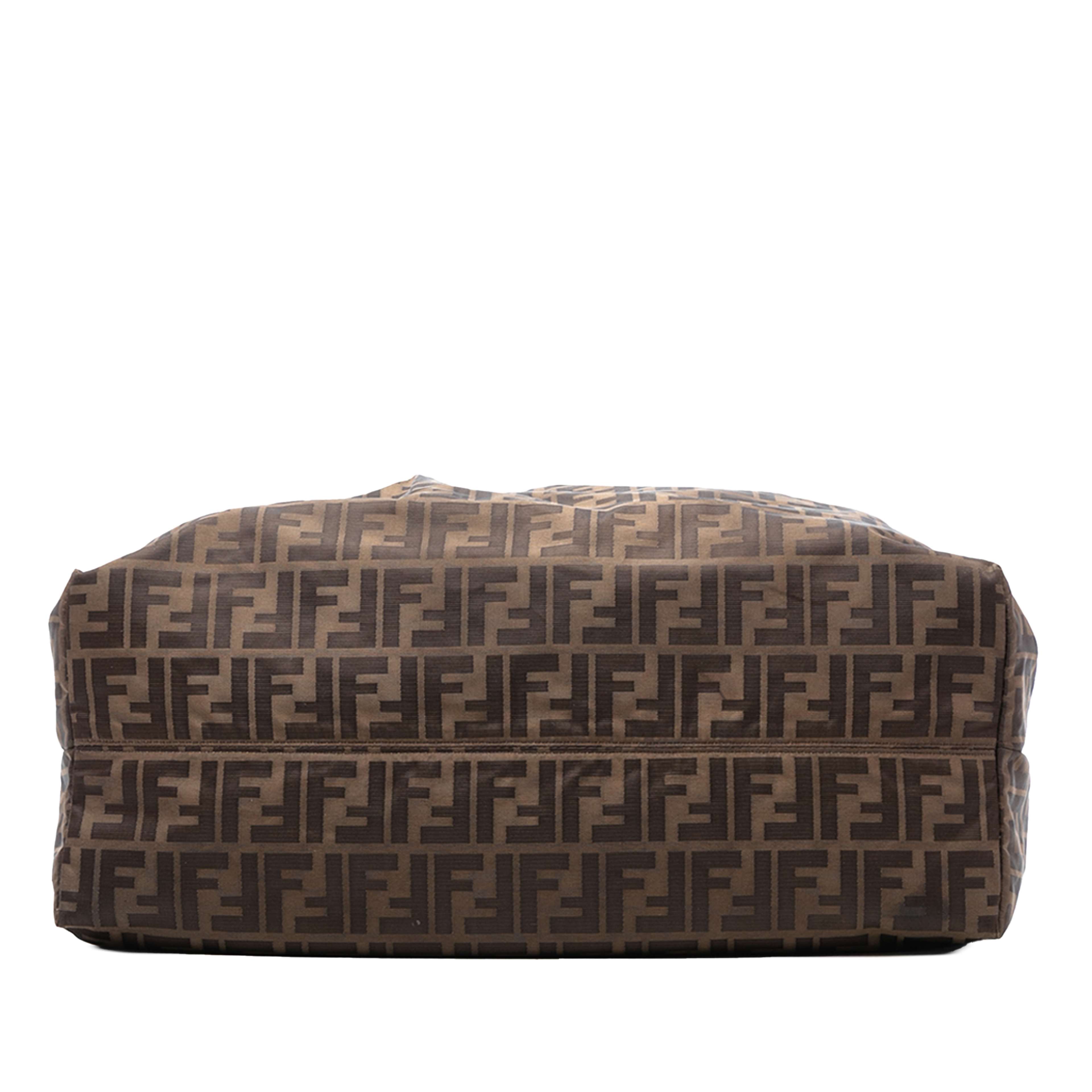 Fendi Zucca Canvas Chef Tote, från Luxclusif, i färgen brown. Klicka för att öppna bilden i stort format