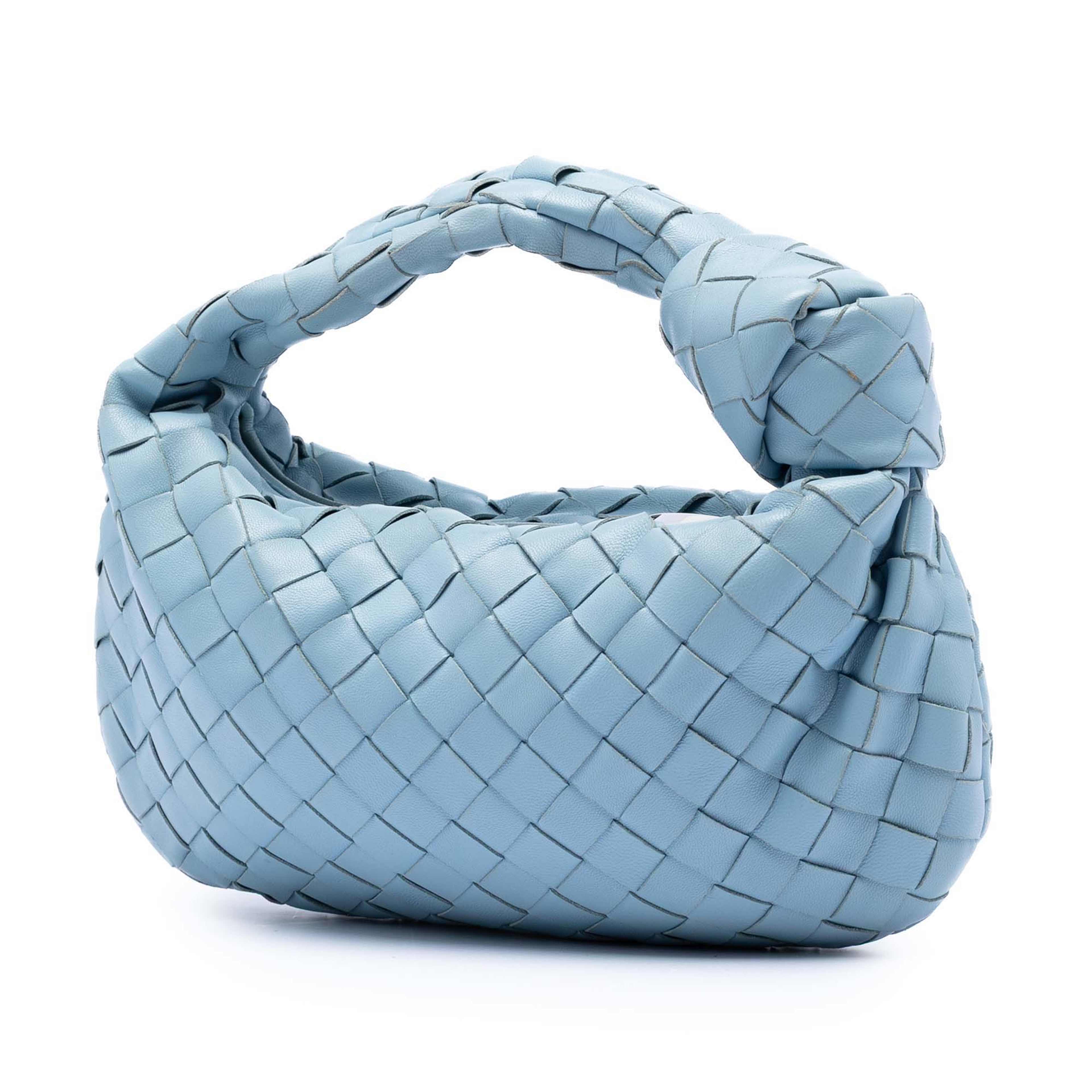 Bottega Veneta Mini Nappa Intrecciato Jodie, från Luxclusif, i färgen light blue. Klicka för att öppna bilden i stort format