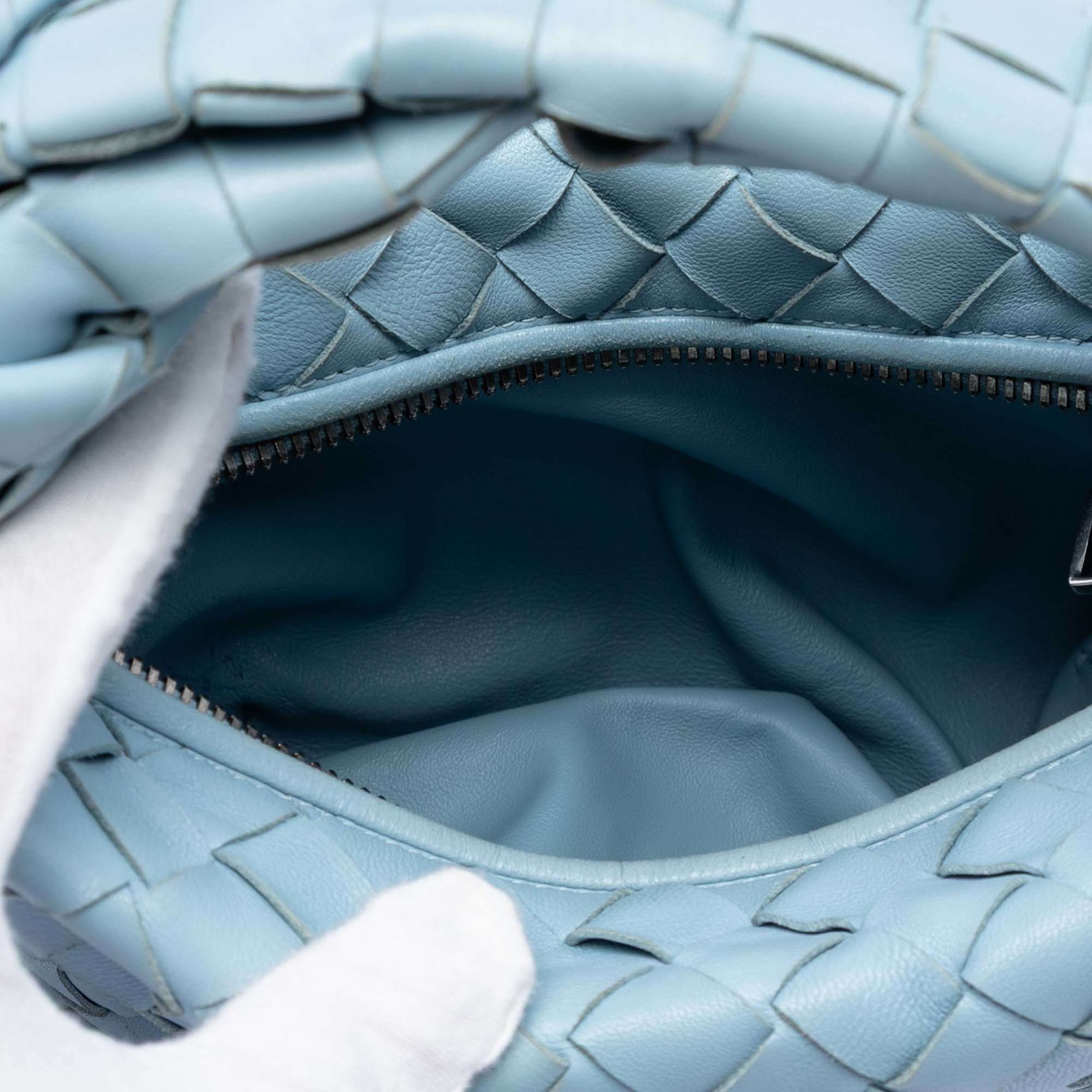 Bottega Veneta Mini Nappa Intrecciato Jodie, från Luxclusif, i färgen light blue. Klicka för att öppna bilden i stort format
