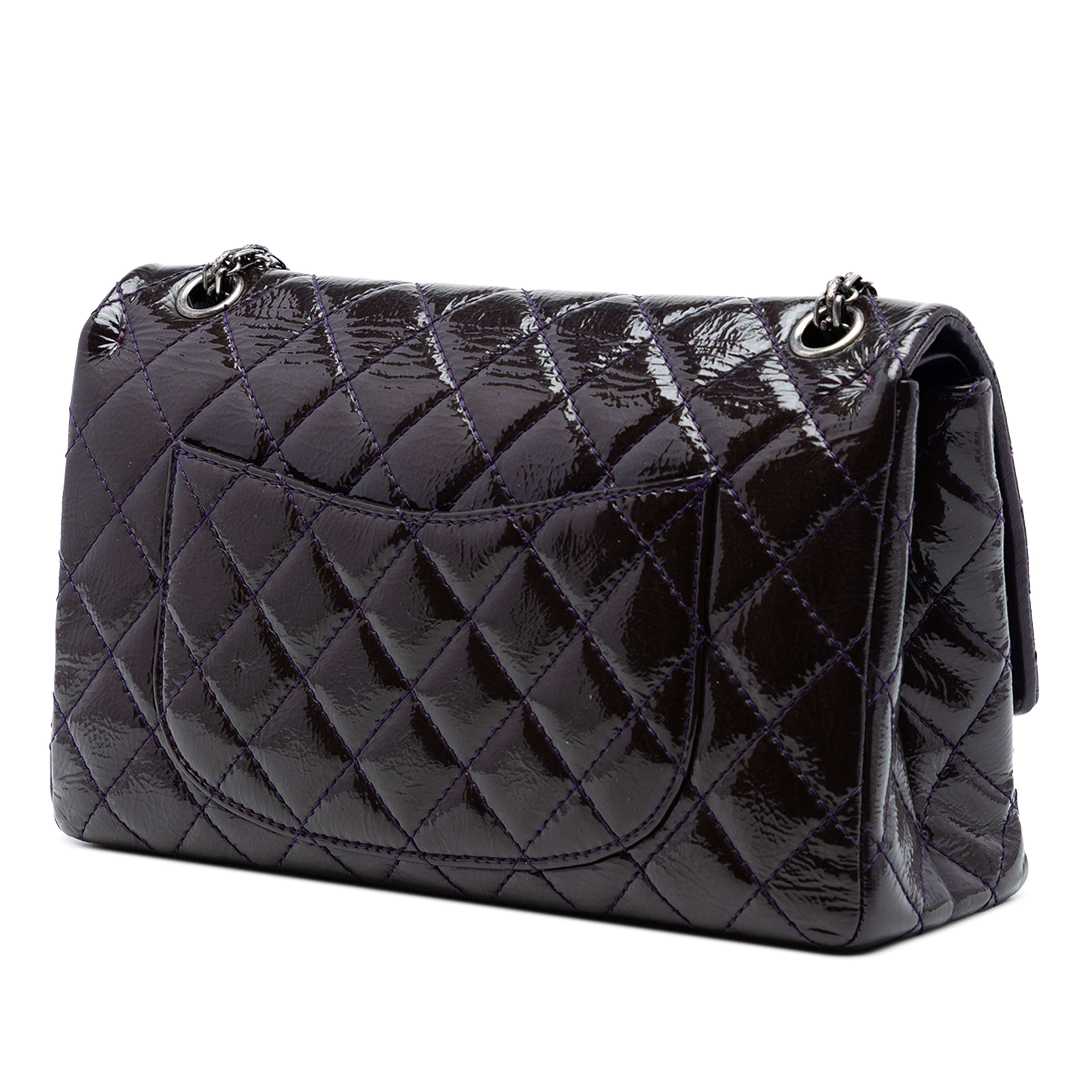 Chanel Quilted Patent Reissue 2.55 Double Flap 226, från Luxclusif, i färgen plum. Klicka för att öppna bilden i stort format