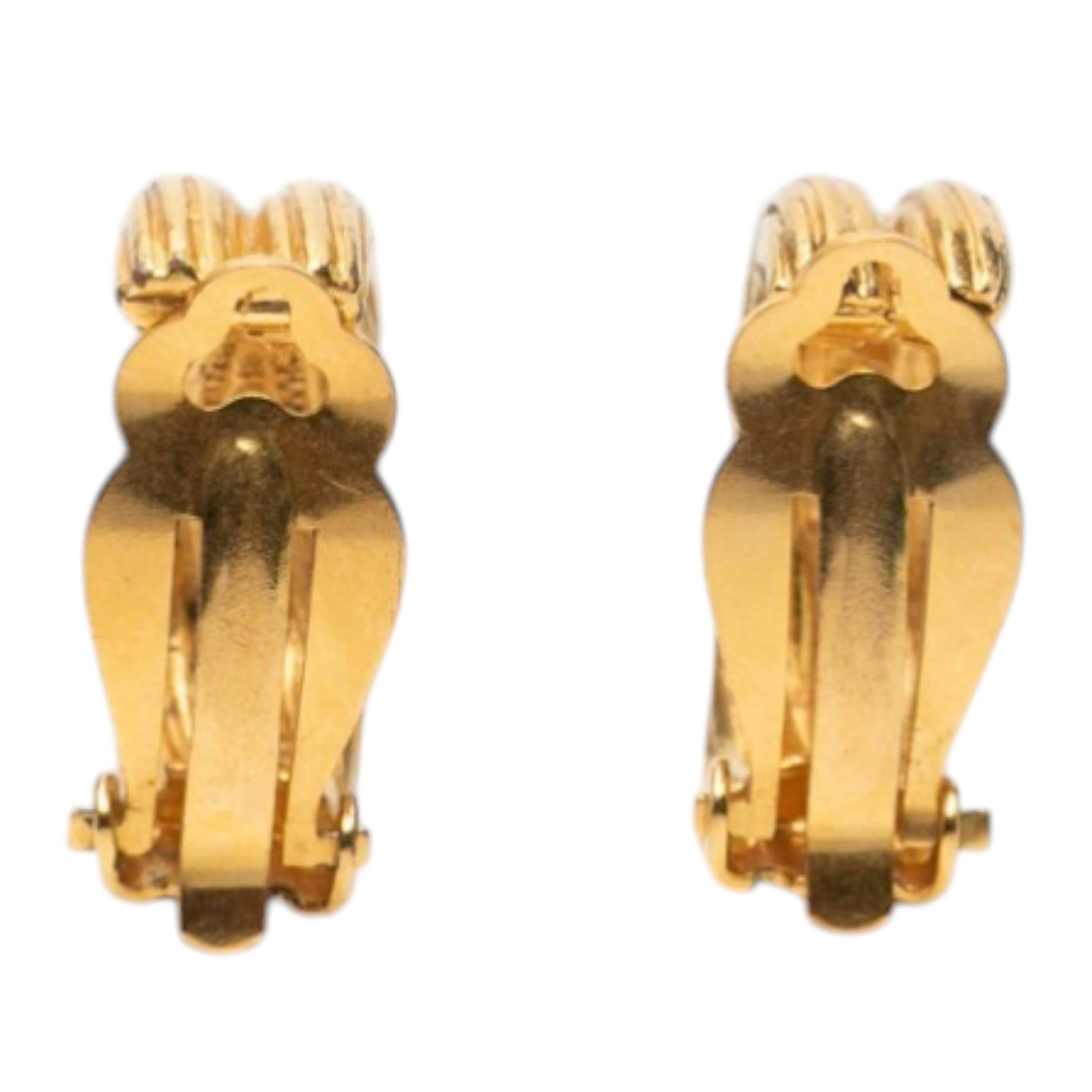 Chanel Cc Gold Plated Clip On Earrings, från Luxclusif, i färgen gold. Klicka för att öppna bilden i stort format