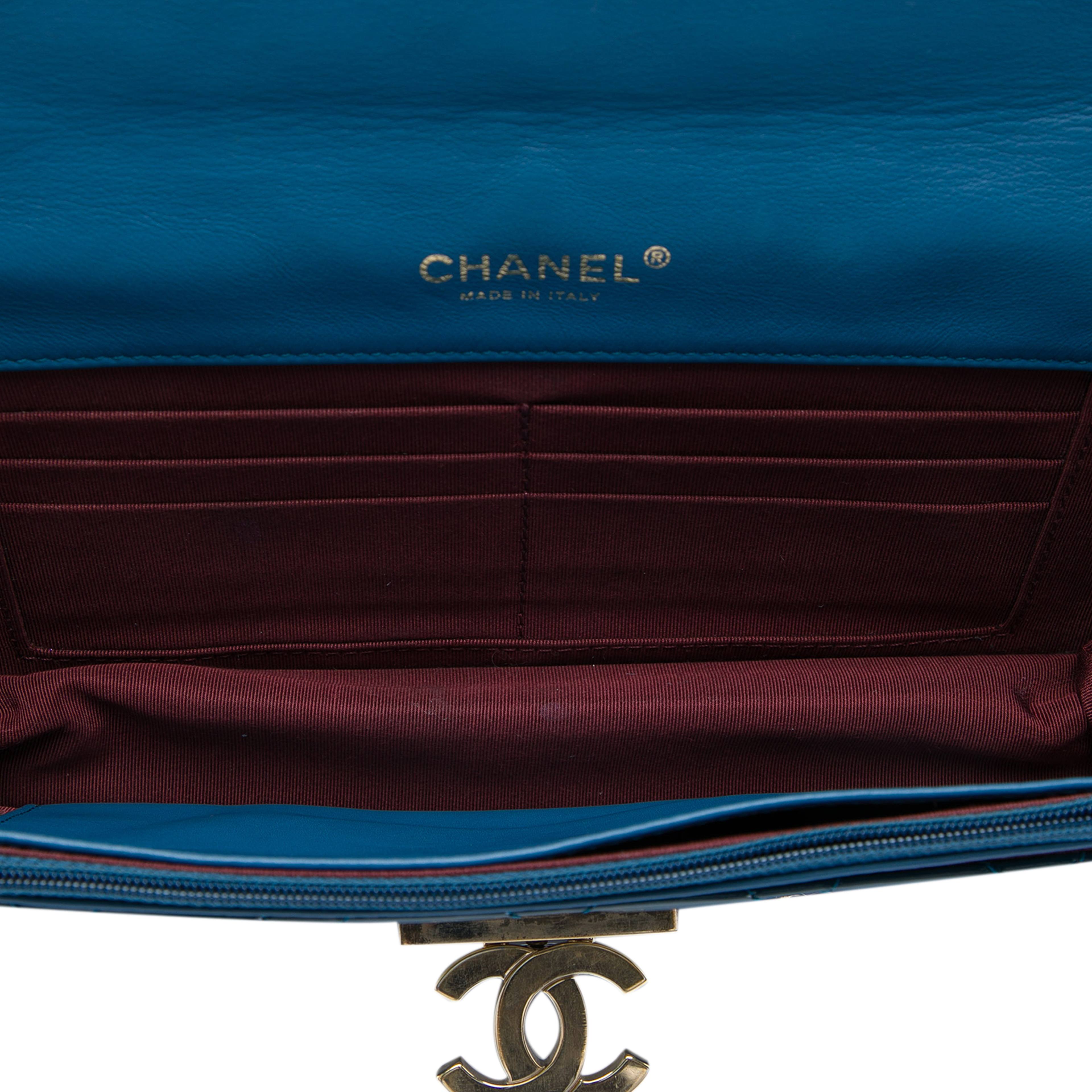 Chanel Quilted Patent Golden Class East West Wallet On Chain, från Luxclusif, i färgen blå. Klicka för att öppna bilden i stort format