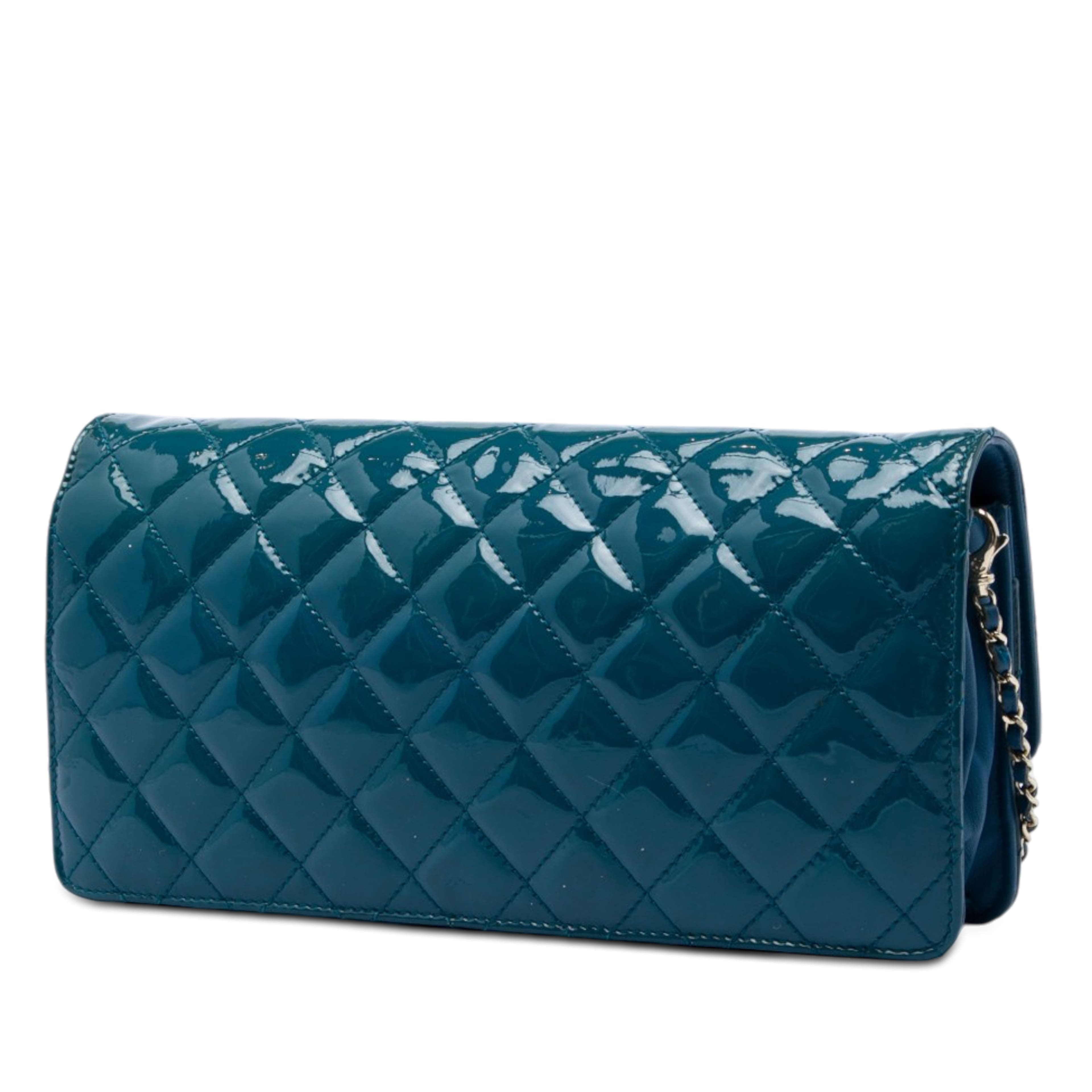 Chanel Quilted Patent Golden Class East West Wallet On Chain, från Luxclusif, i färgen blå. Klicka för att öppna bilden i stort format