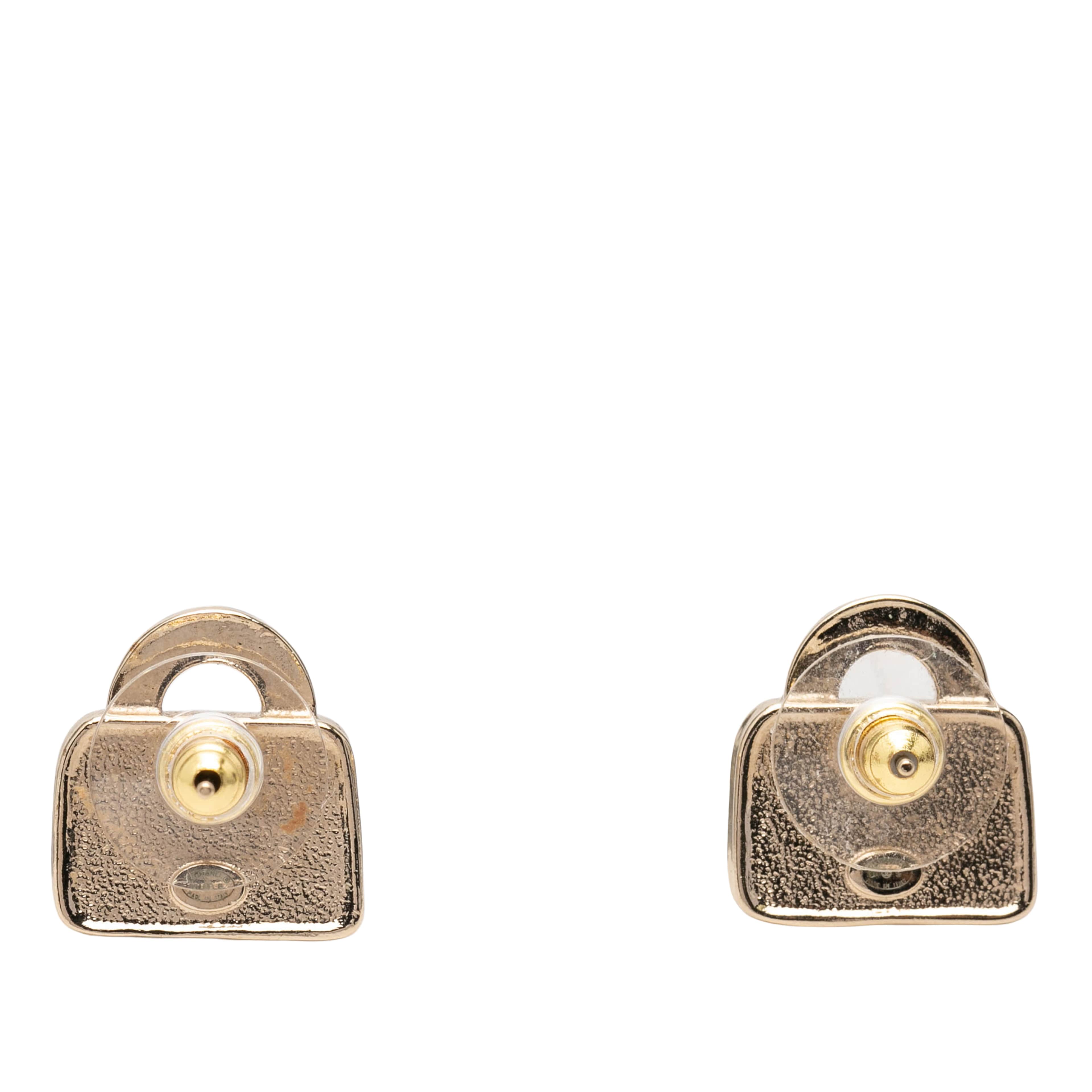 Chanel Cc Brass Resin Strass Top Handle Bag Push Back Earrings, från Luxclusif, i färgen light gold. Klicka för att öppna bilden i stort format