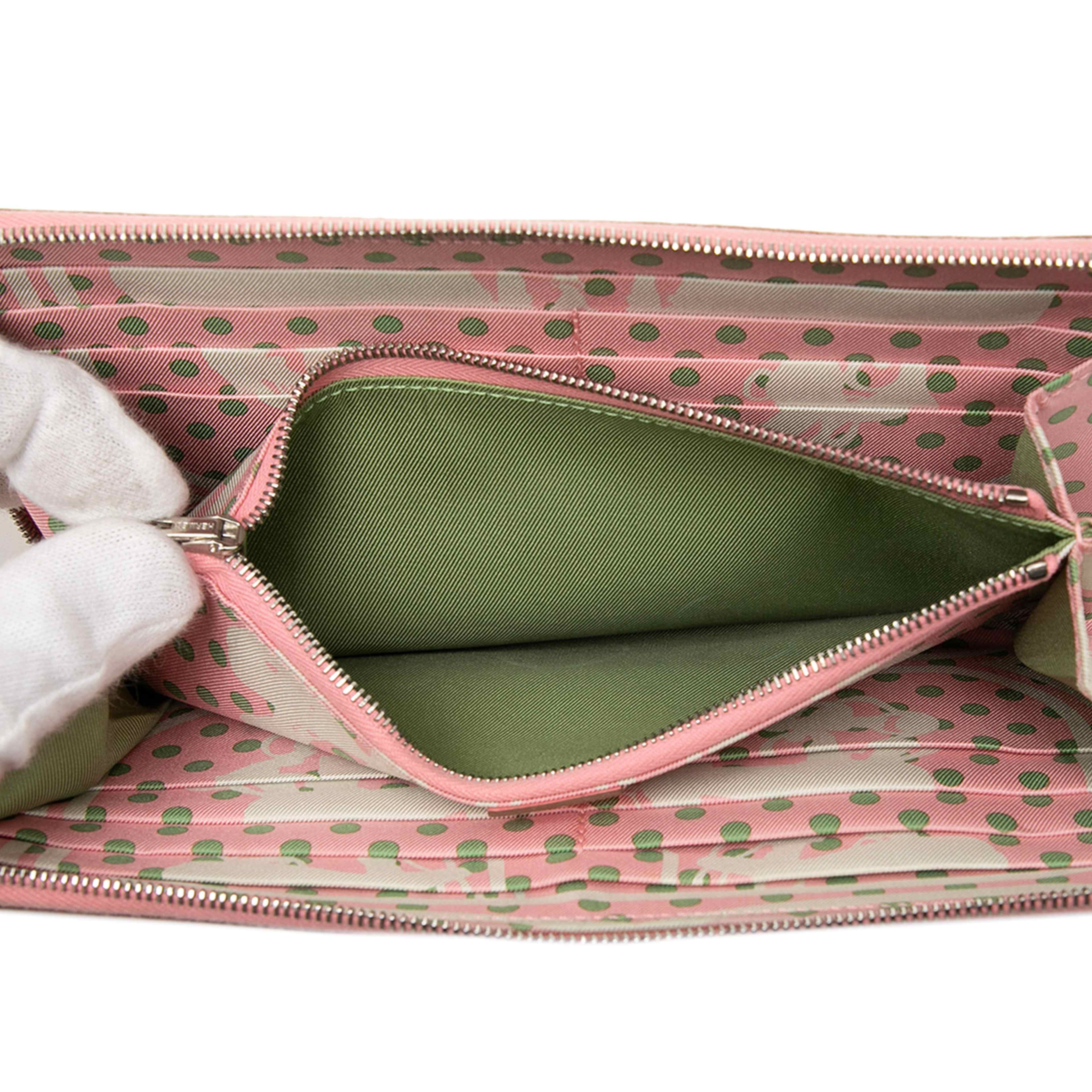 Hermès Epsom Silk'in Classique Long Wallet, från Luxclusif, i färgen pink. Klicka för att öppna bilden i stort format