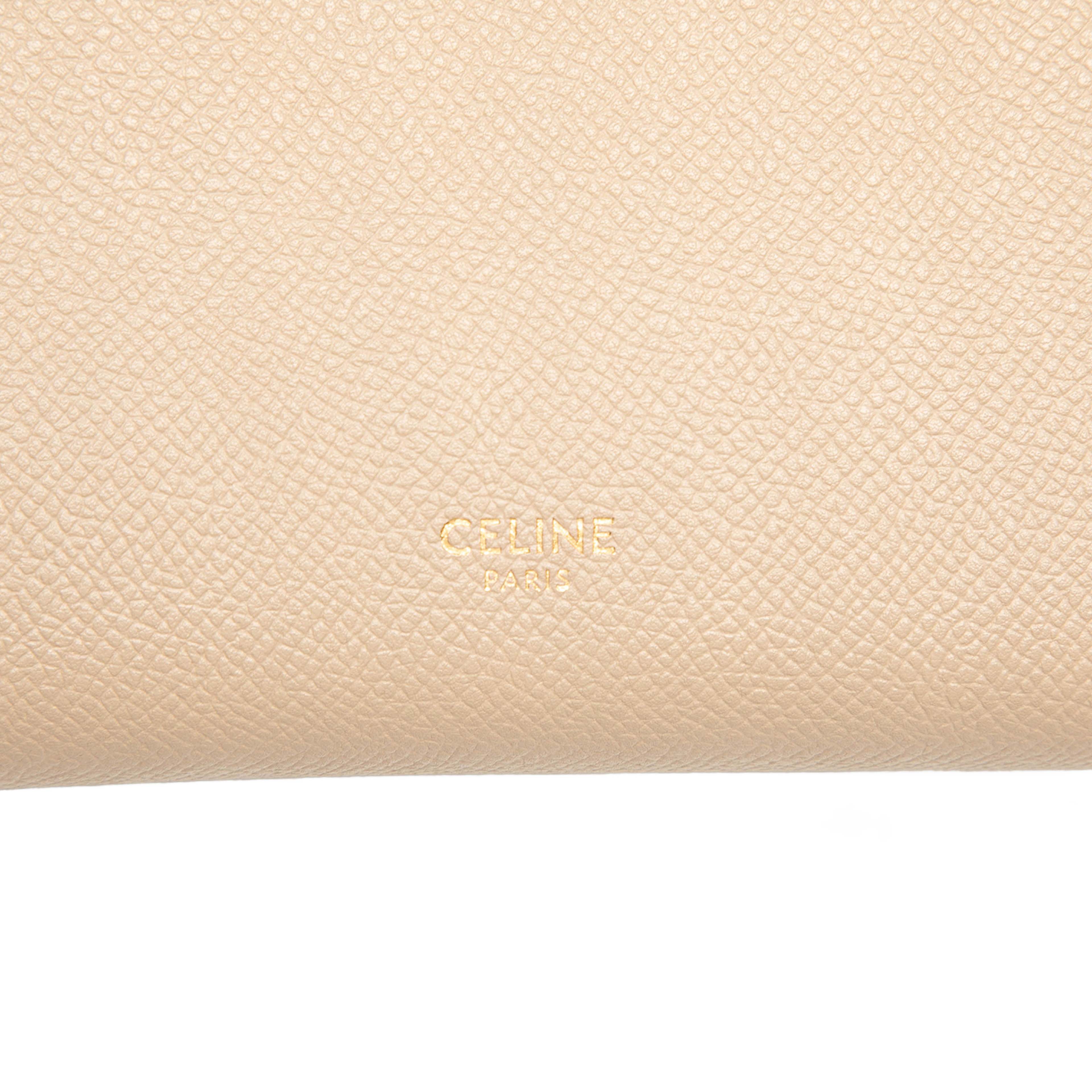Celine Micro Grained Calfskin Belt Bag, från Luxclusif, i färgen beige. Klicka för att öppna bilden i stort format