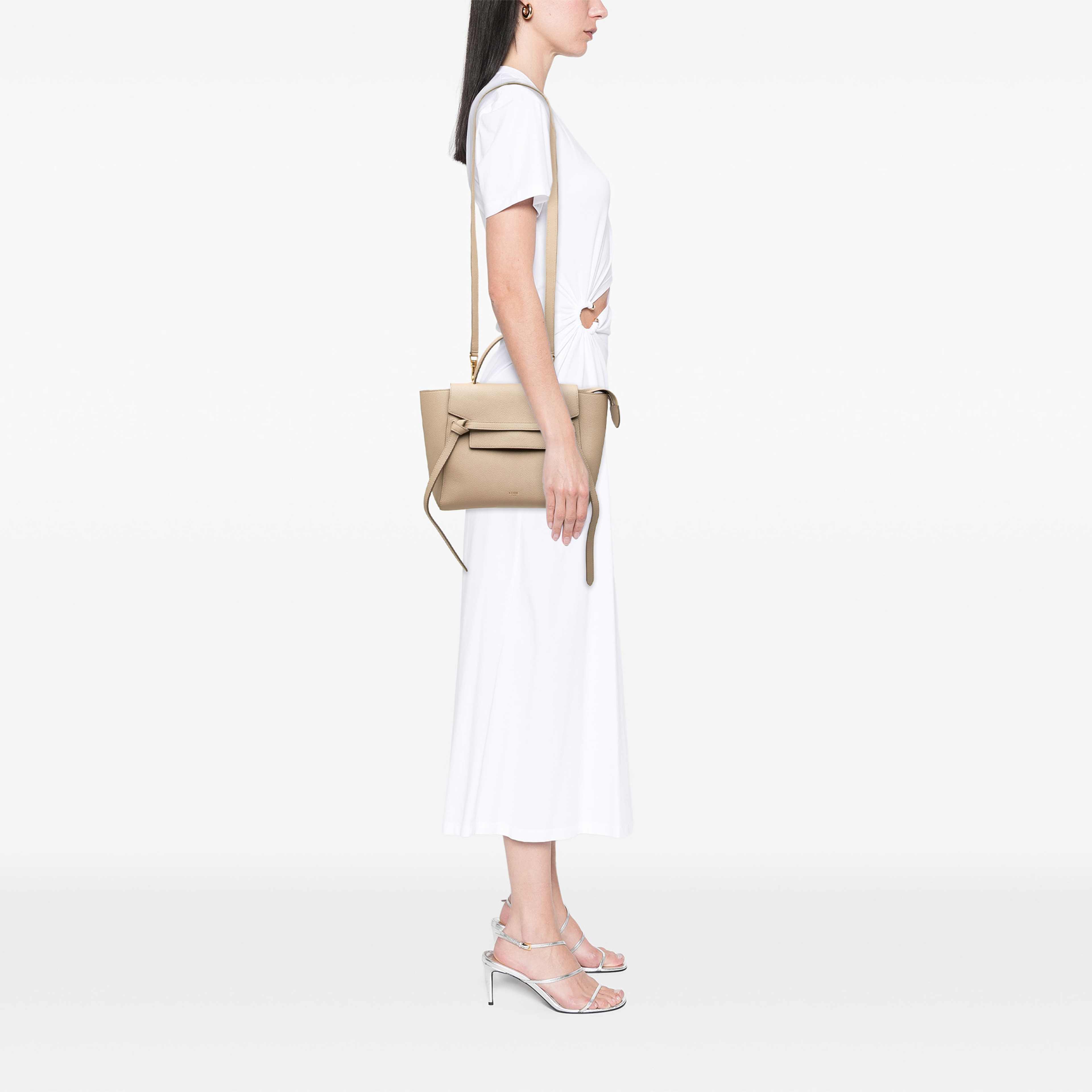 Celine Micro Grained Calfskin Belt Bag, från Luxclusif, i färgen beige. Klicka för att öppna bilden i stort format