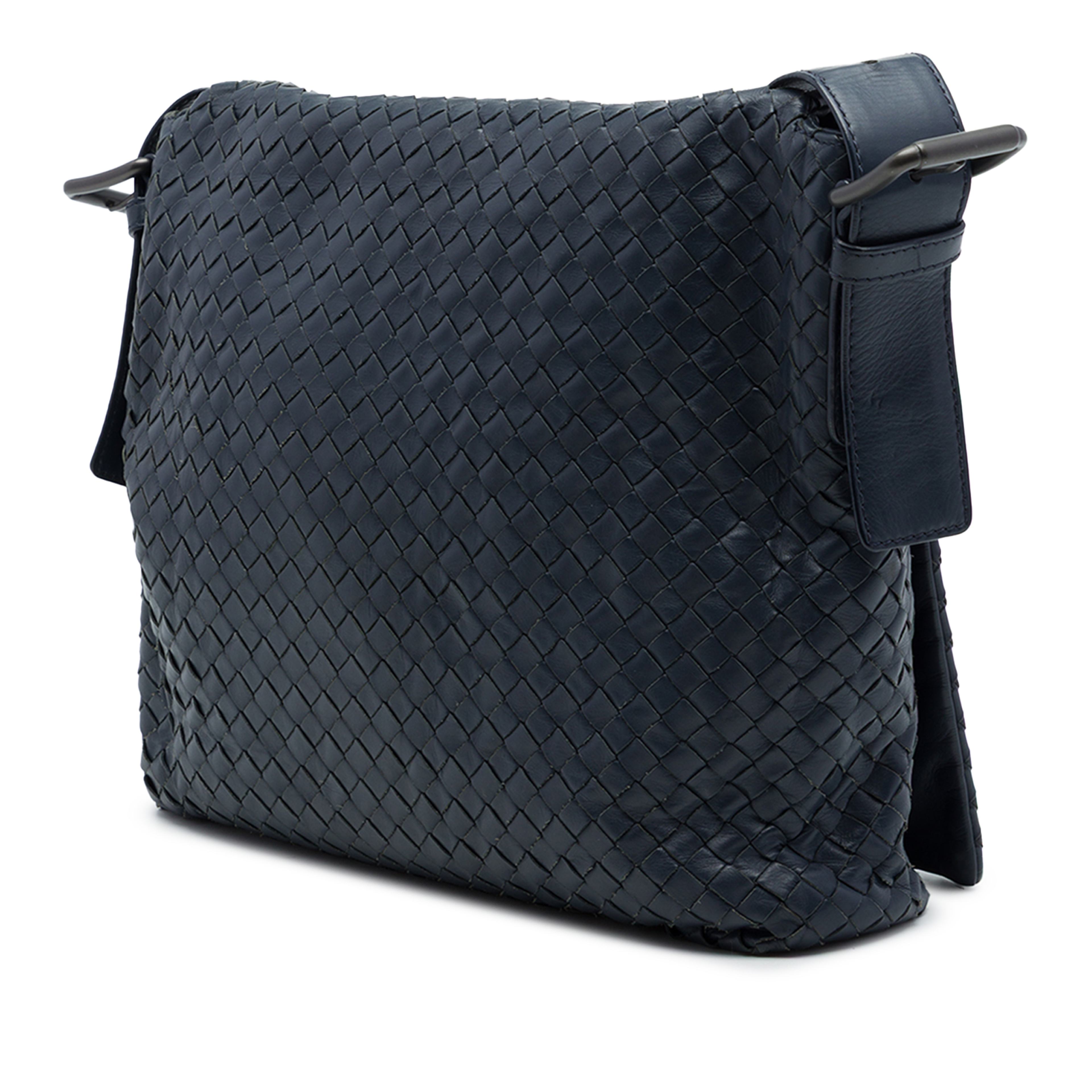 Bottega Veneta Nappa Intrecciato Flap Crossbody, från Luxclusif, i färgen blå. Klicka för att öppna bilden i stort format