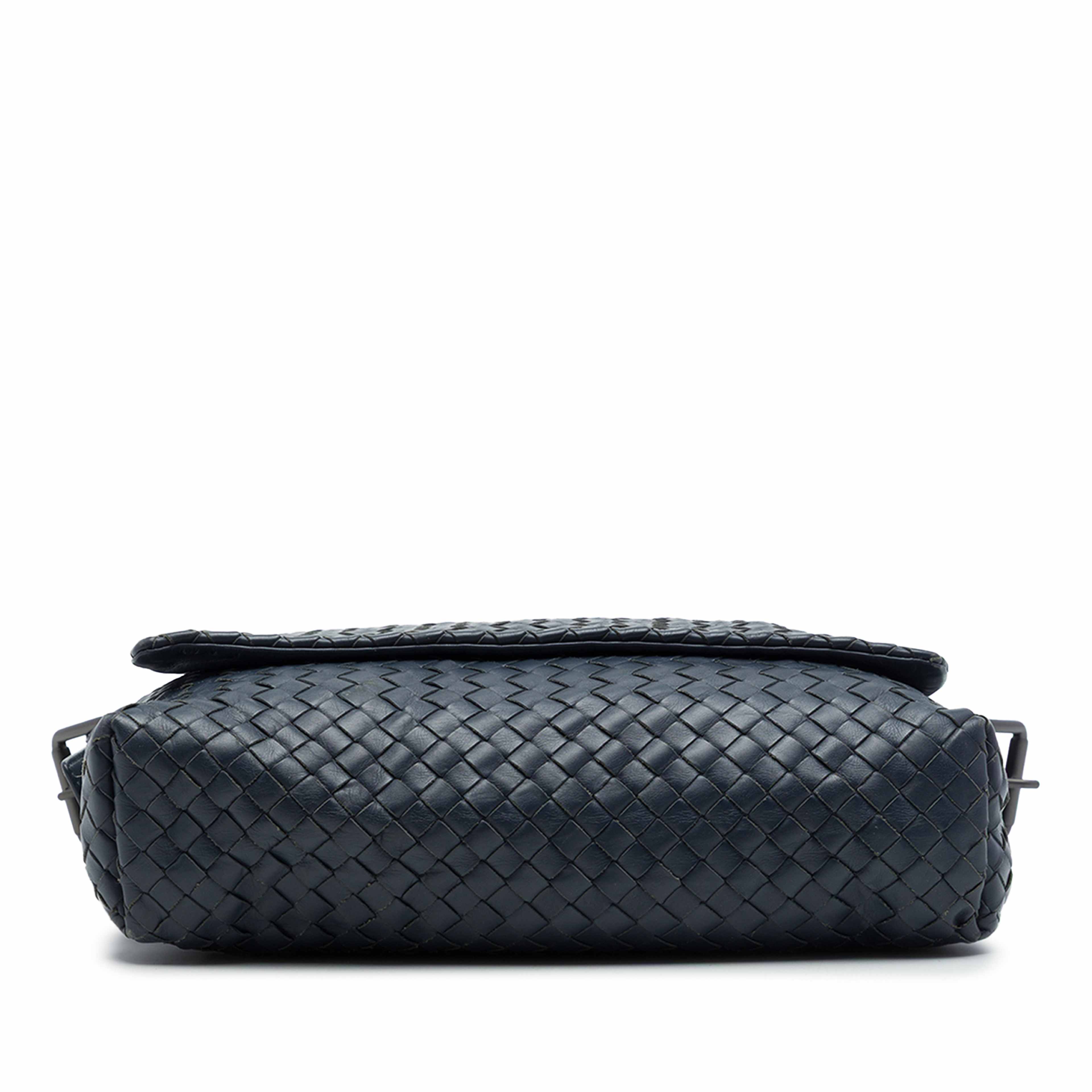 Bottega Veneta Nappa Intrecciato Flap Crossbody, från Luxclusif, i färgen blå. Klicka för att öppna bilden i stort format