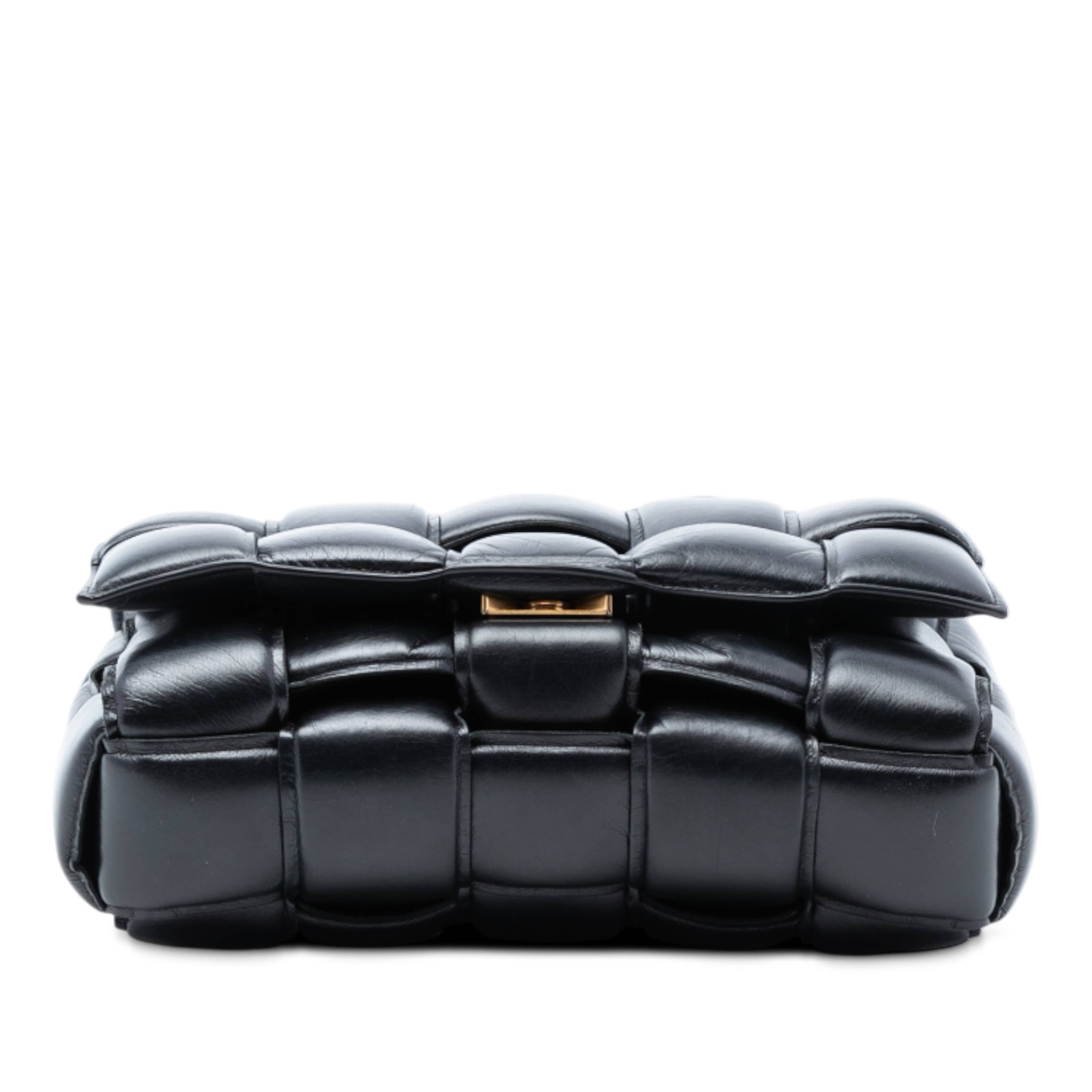 Bottega Veneta Nappa Intrecciato Padded Cassette Crossbody, från Luxclusif, i färgen black. Klicka för att öppna bilden i stort format