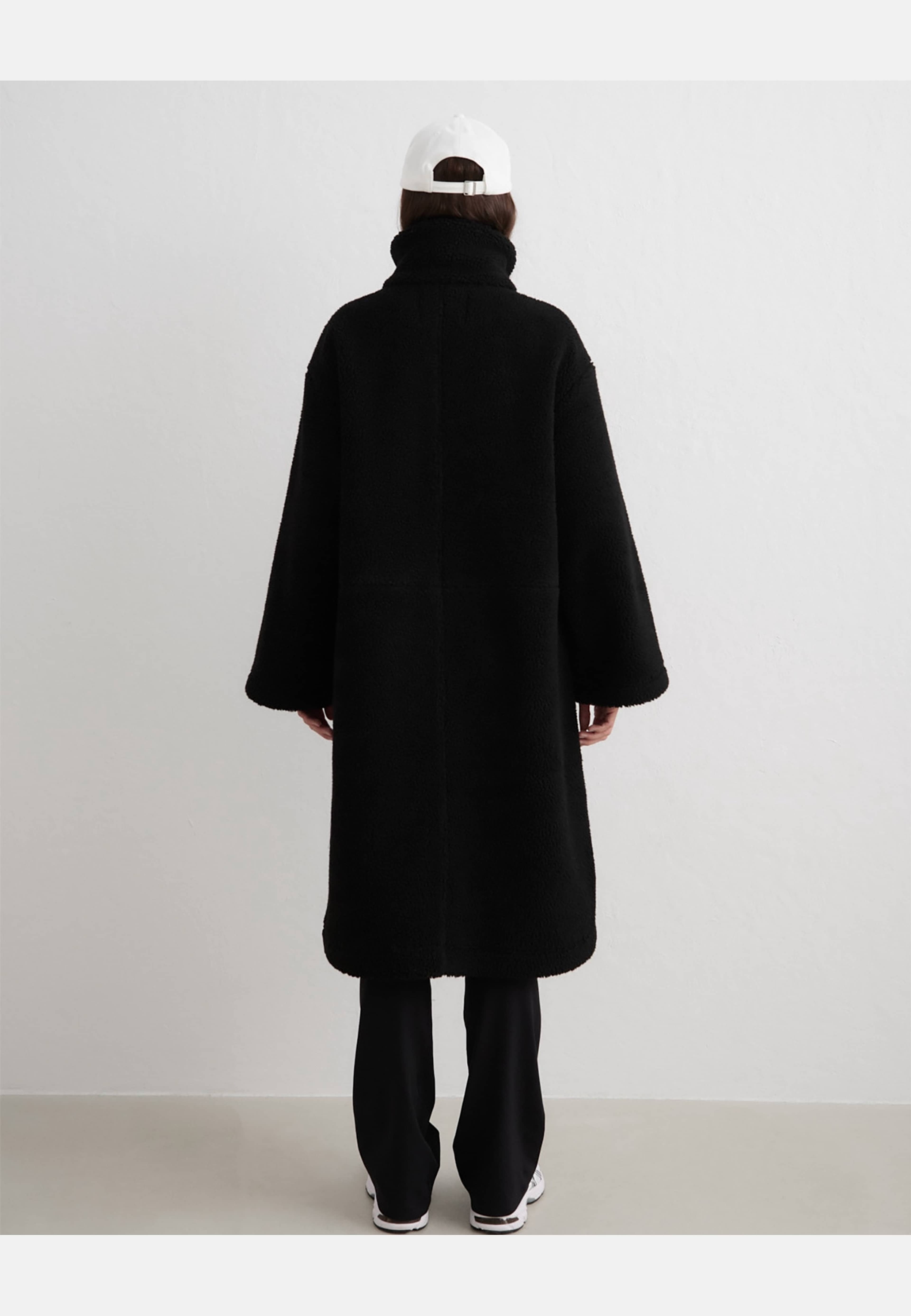 Pile Coat, från aim'n, i färgen black. Klicka för att öppna bilden i stort format