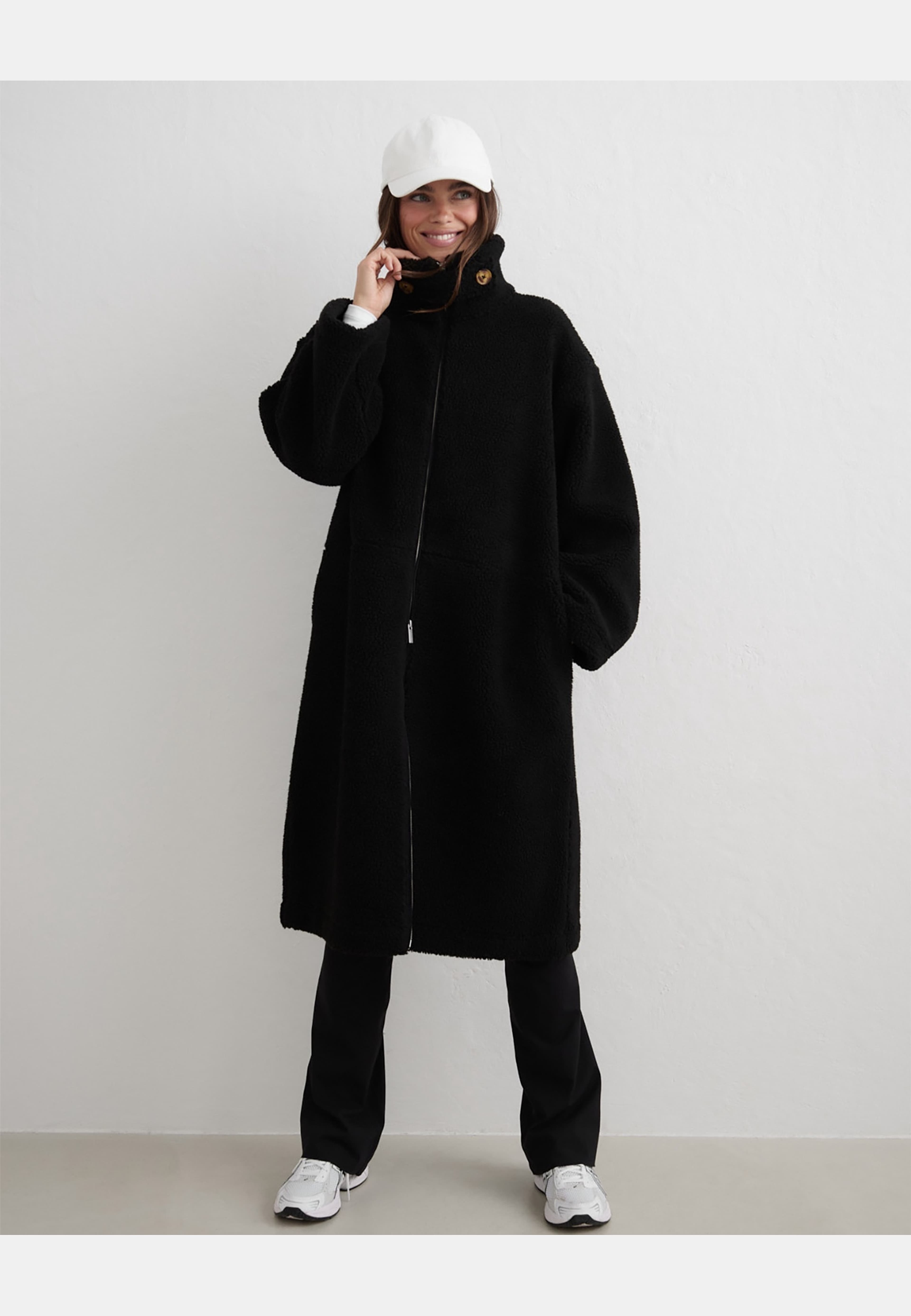 Pile Coat, från aim'n, i färgen black. Klicka för att öppna bilden i stort format