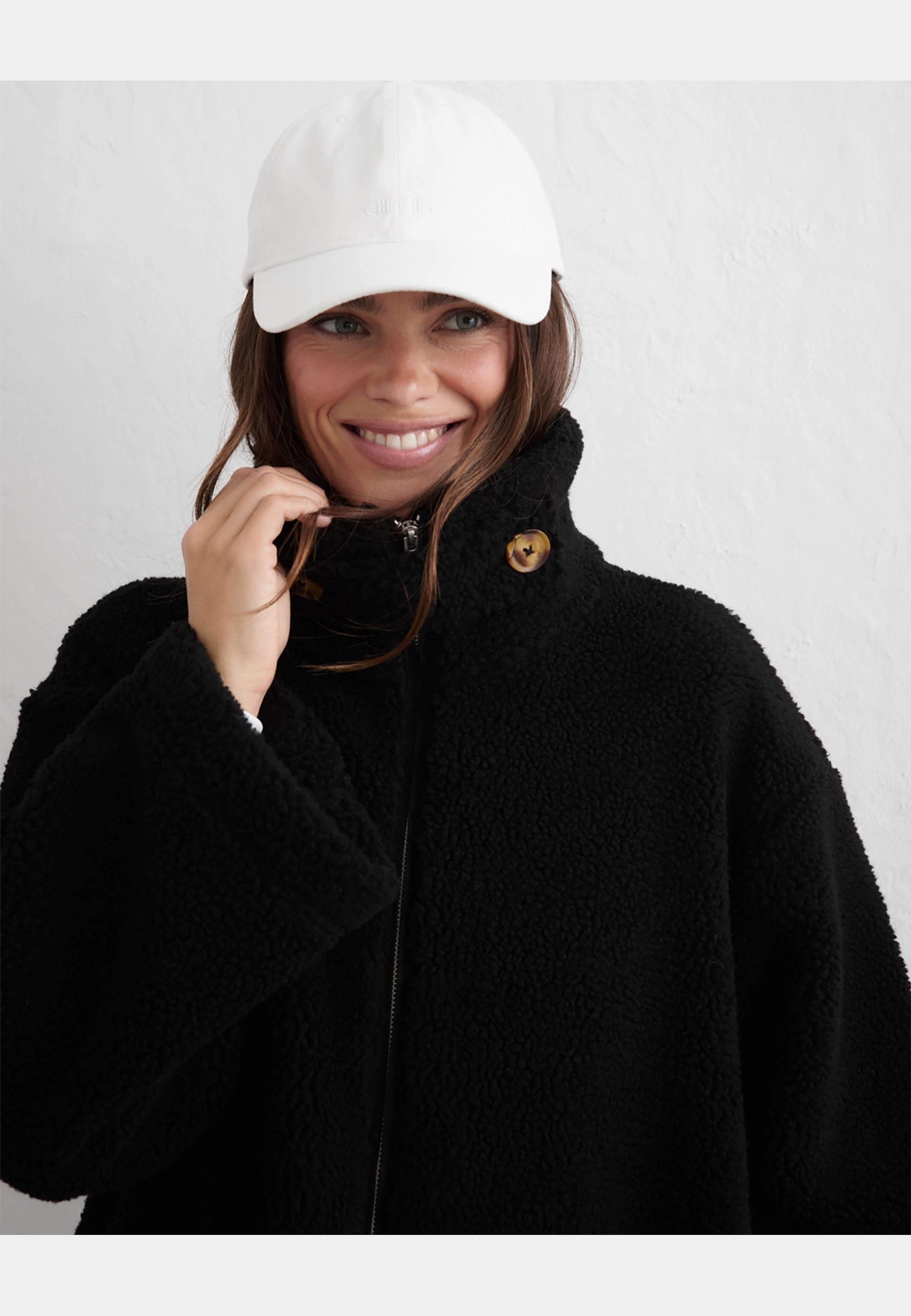 Pile Coat, från aim'n, i färgen black. Klicka för att öppna bilden i stort format