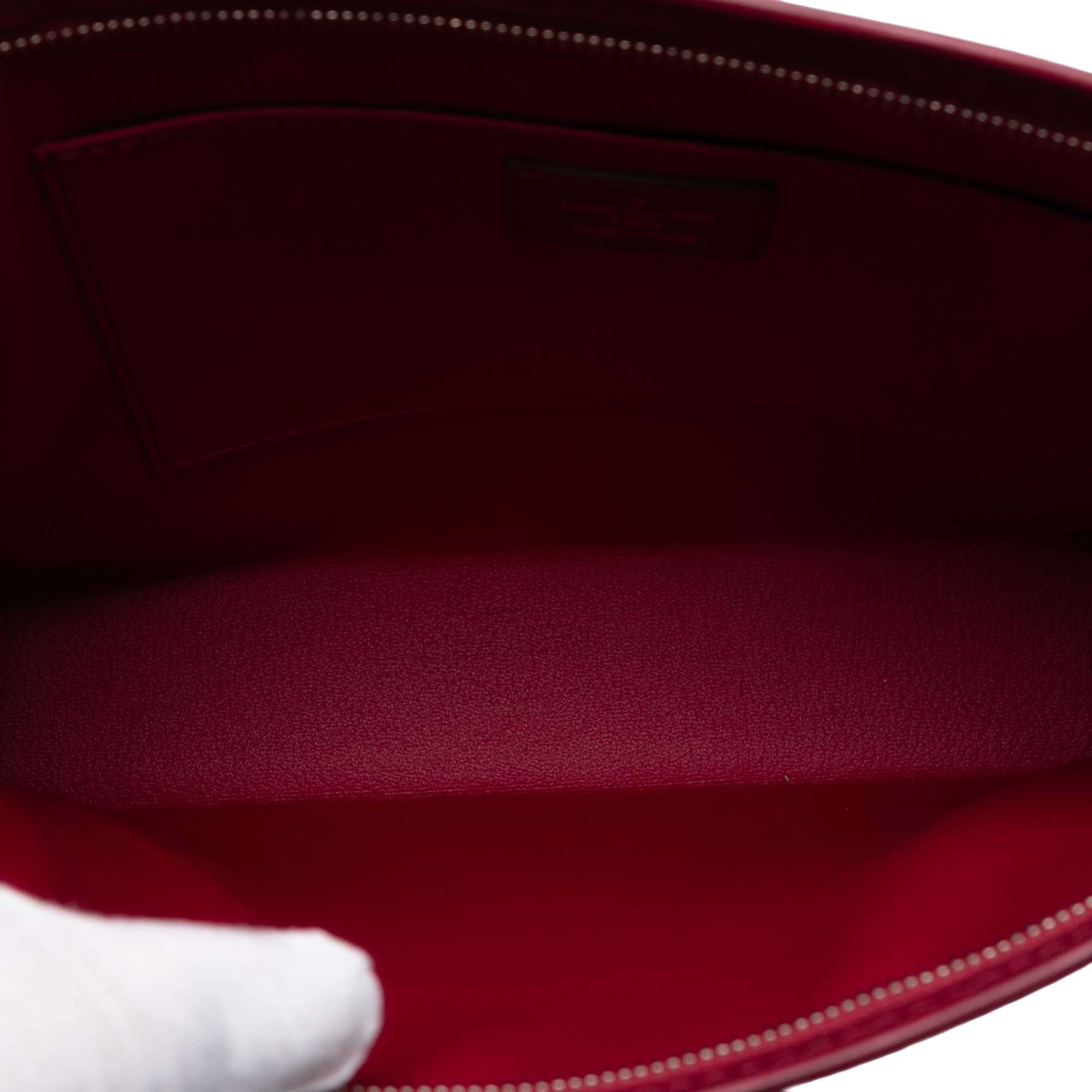 Louis Vuitton Epi Toiletry Pouch 26, från Luxclusif, i färgen dark pink. Klicka för att öppna bilden i stort format