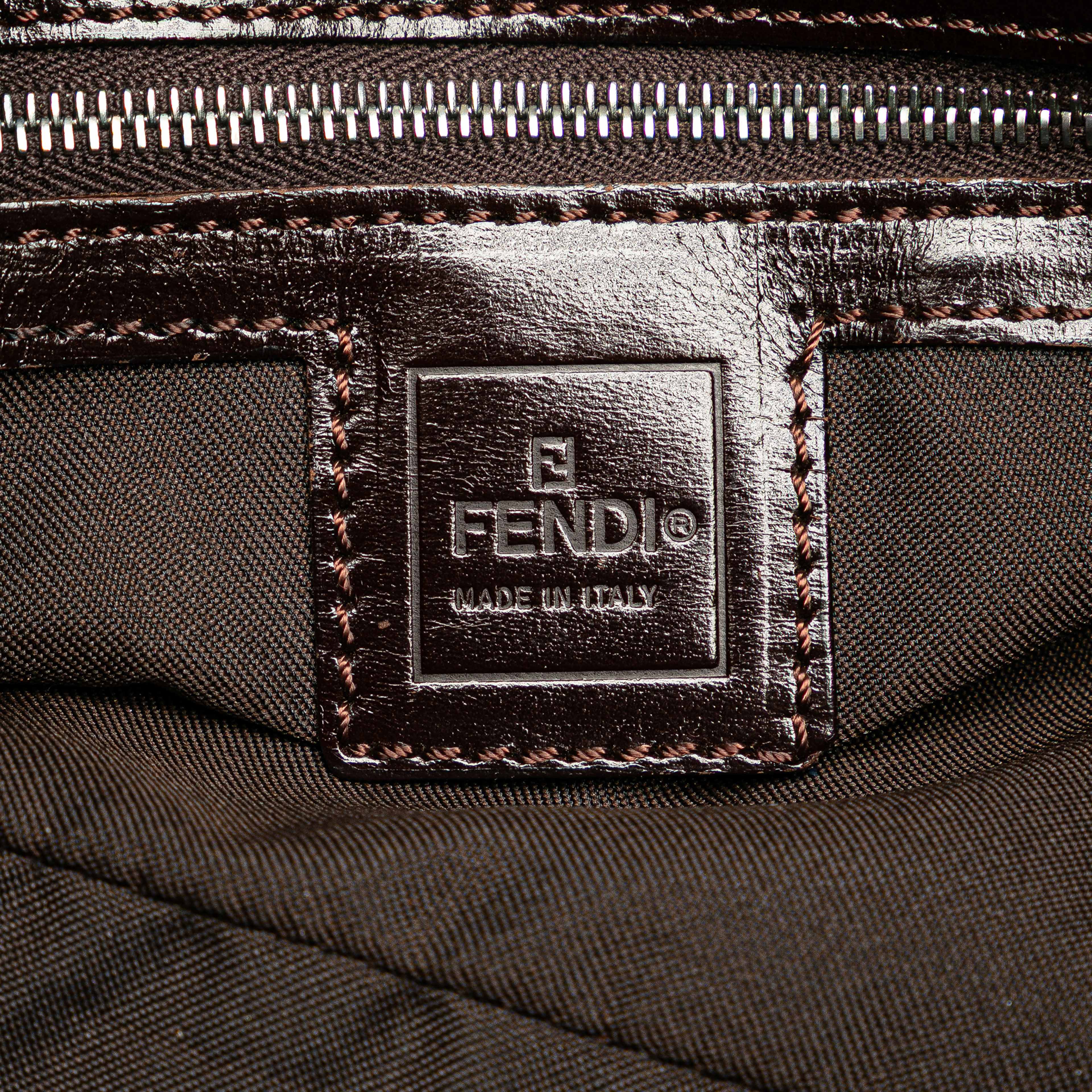 Fendi Zucca Canvas Shoulder Bag, från Luxclusif, i färgen brun. Klicka för att öppna bilden i stort format
