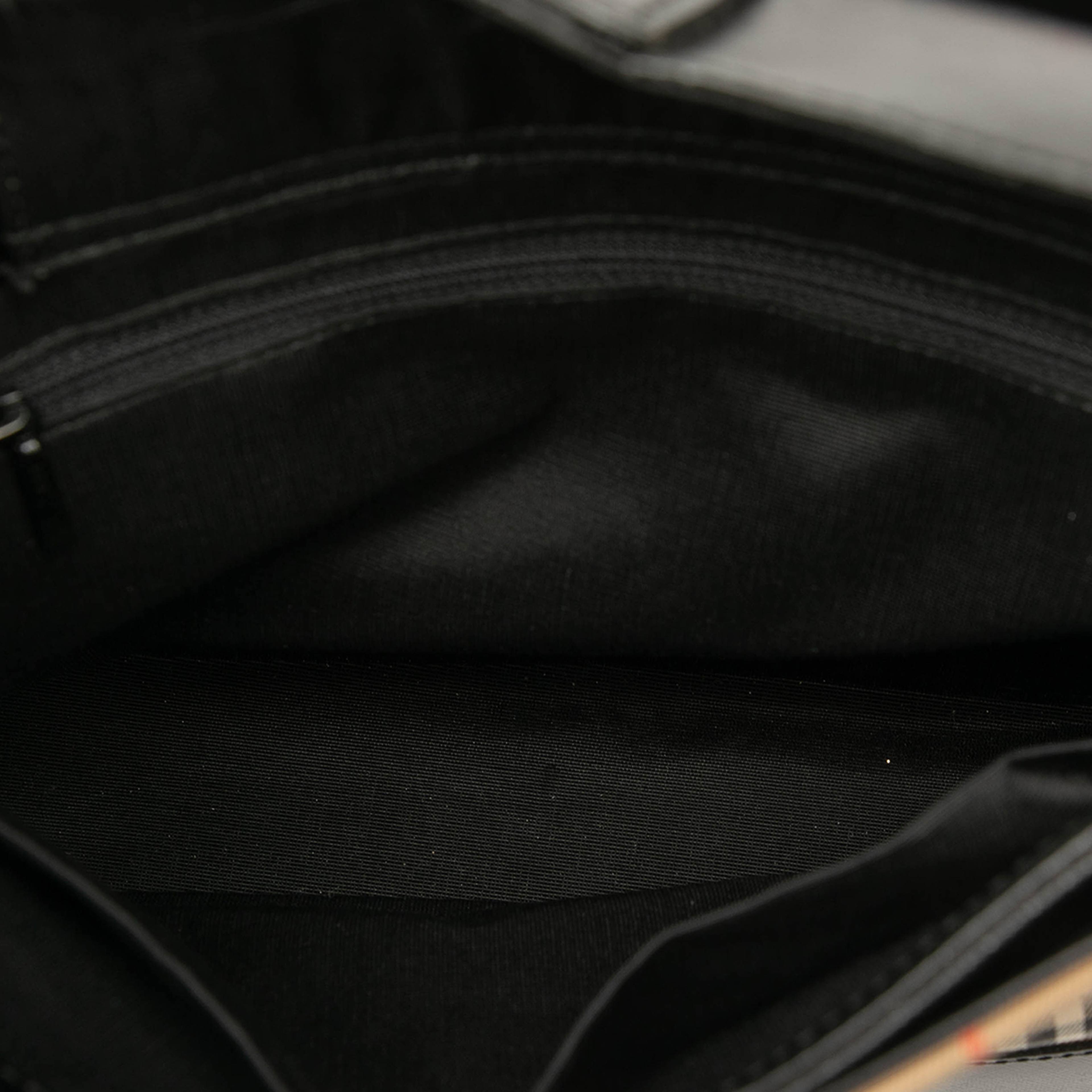 Burberry Haymarket Check Canvas Shoulder Bag, från Luxclusif, i färgen beige. Klicka för att öppna bilden i stort format