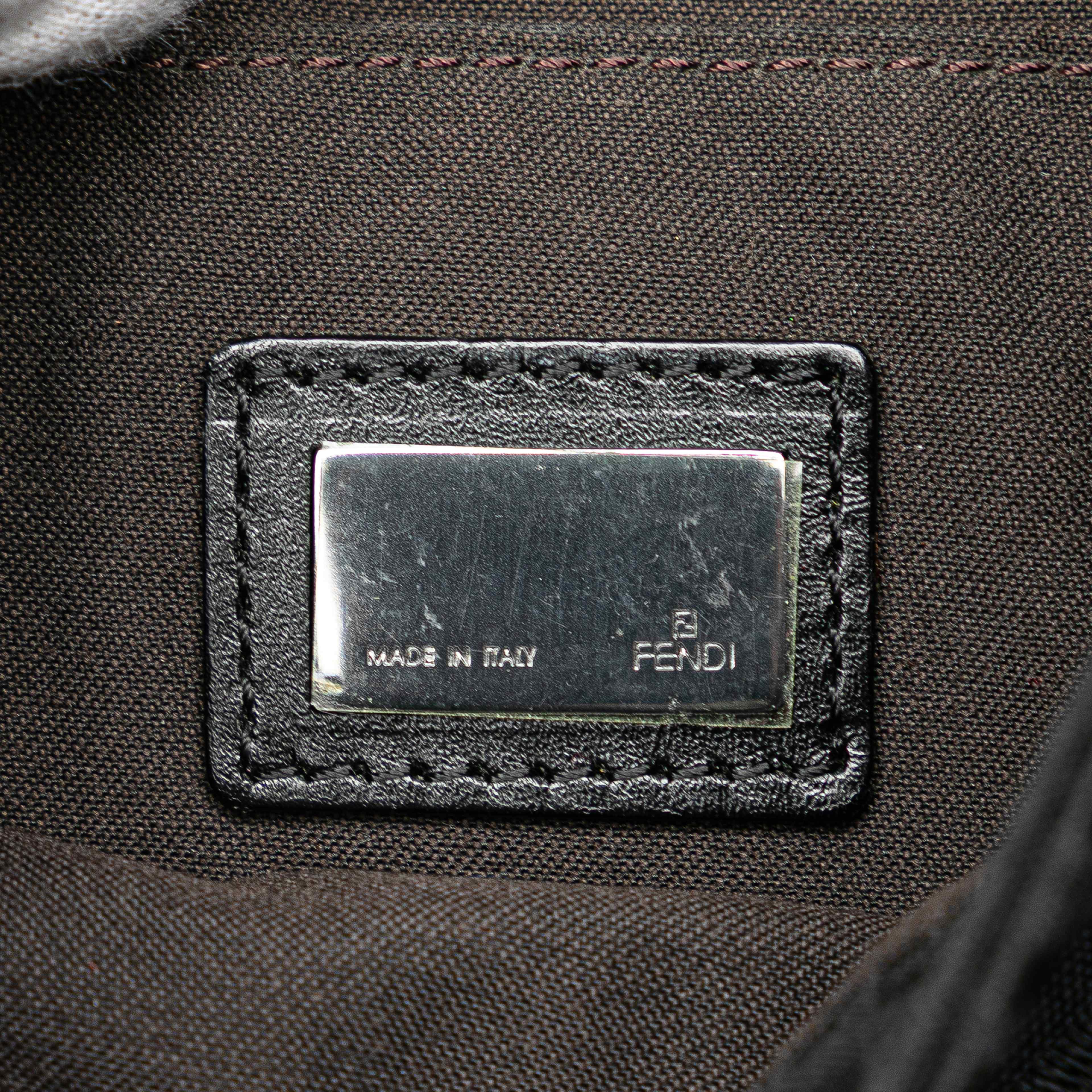 Fendi Zucchino Canvas Crossbody, från Luxclusif, i färgen black. Klicka för att öppna bilden i stort format