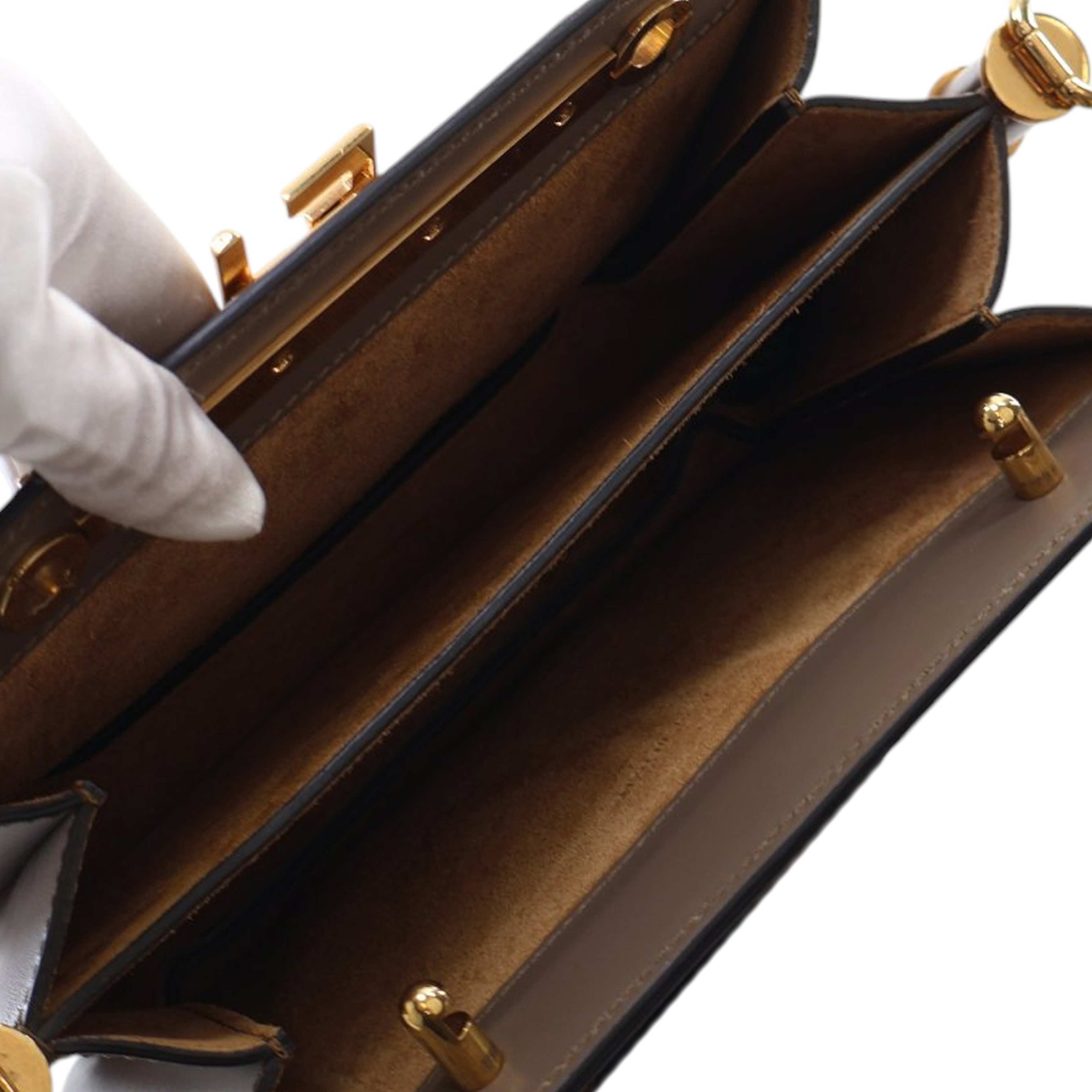 Fendi Smooth Calfskin Vitello King Luxor Touch Shoulder Bag, från Luxclusif, i färgen taupe. Klicka för att öppna bilden i stort format