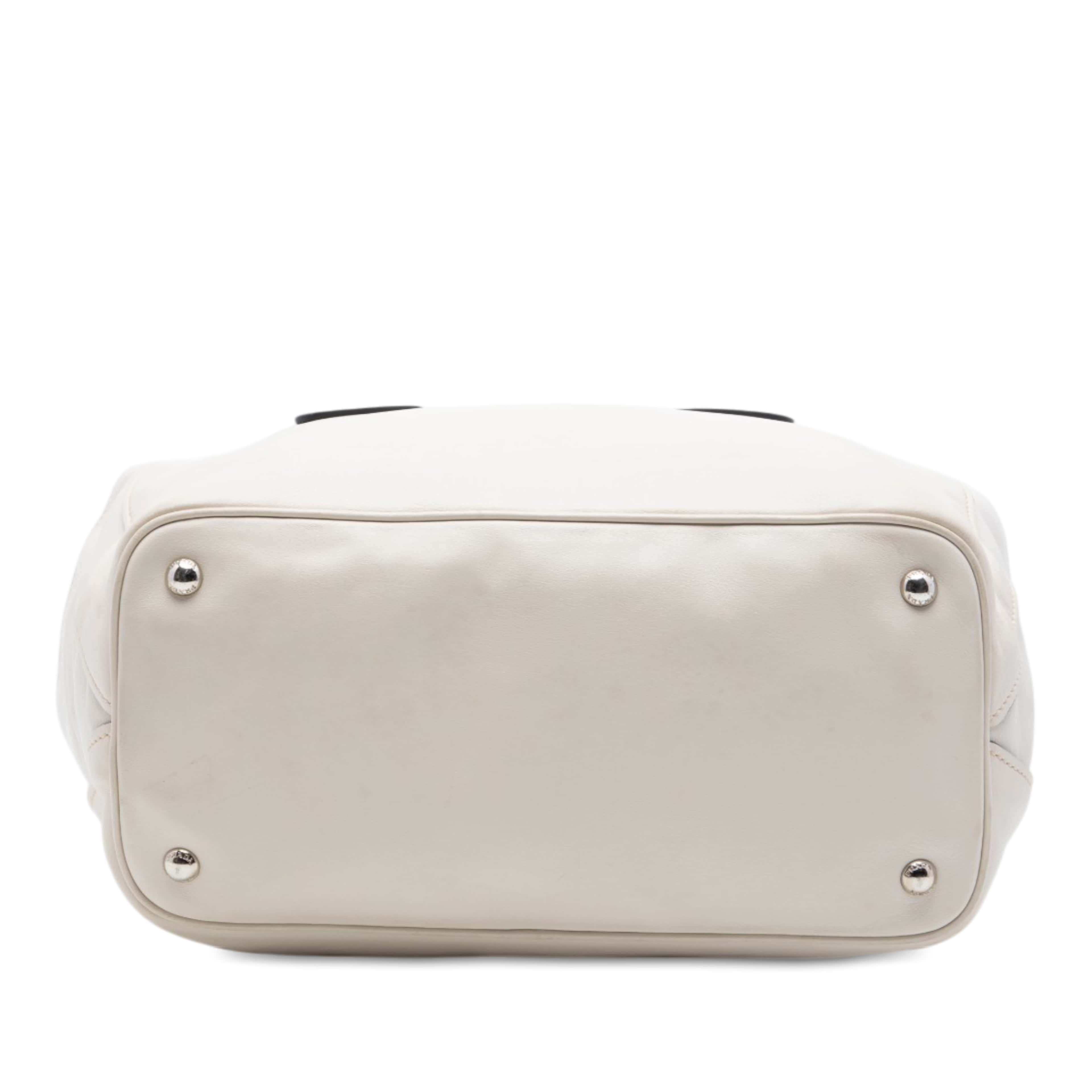 Prada Soft Calf Convertible Shopping Tote, från Luxclusif, i färgen vit. Klicka för att öppna bilden i stort format