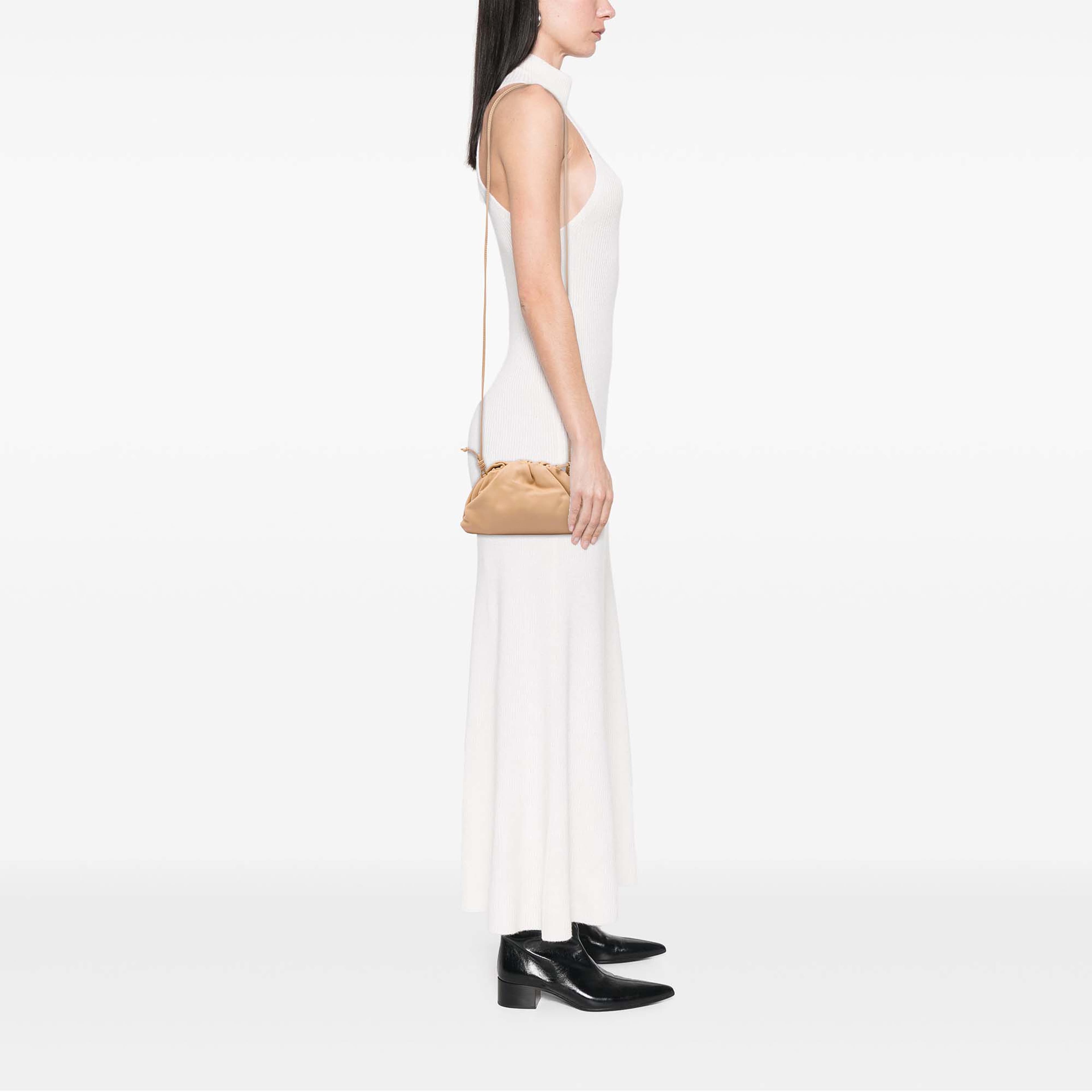 Bottega Veneta Lambskin The Mini Pouch Crossbody, från Luxclusif, i färgen brun. Klicka för att öppna bilden i stort format