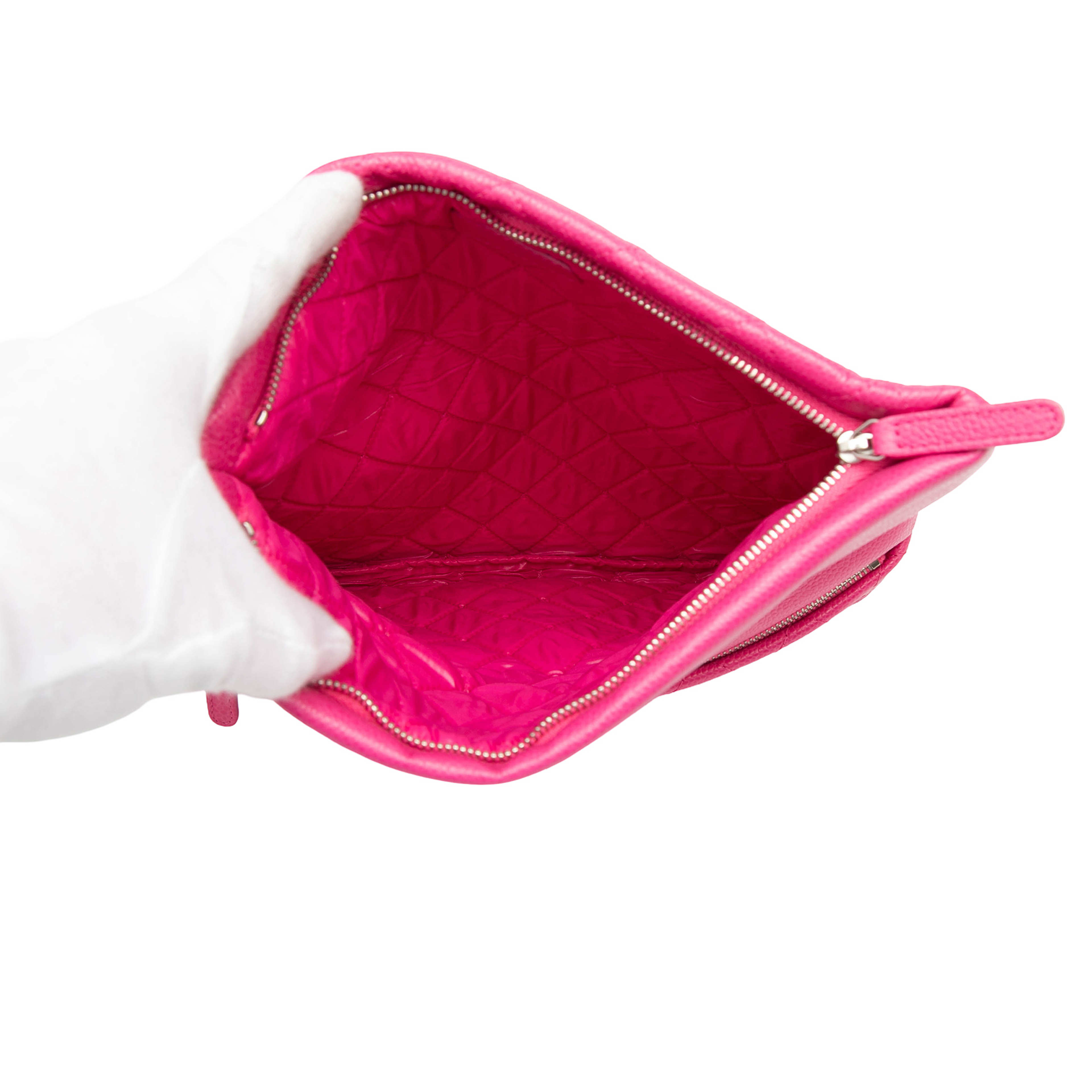 Chanel Quilted Caviar Cc Beauty Foldover Clutch, från Luxclusif, i färgen hot pink. Klicka för att öppna bilden i stort format