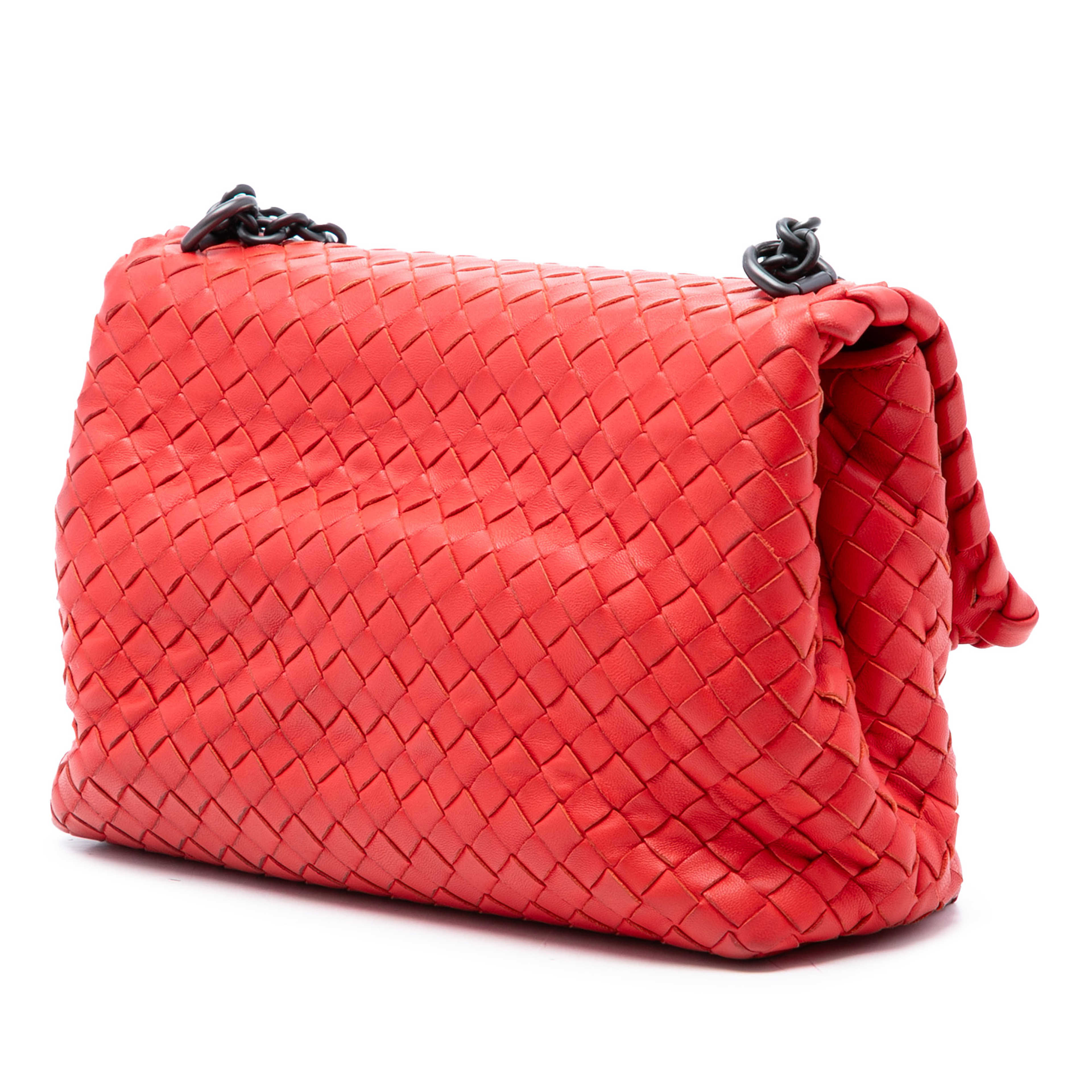 Bottega Veneta Small Nappa Intrecciato Olimpia Shoulder Bag, från Luxclusif, i färgen röd. Klicka för att öppna bilden i stort format