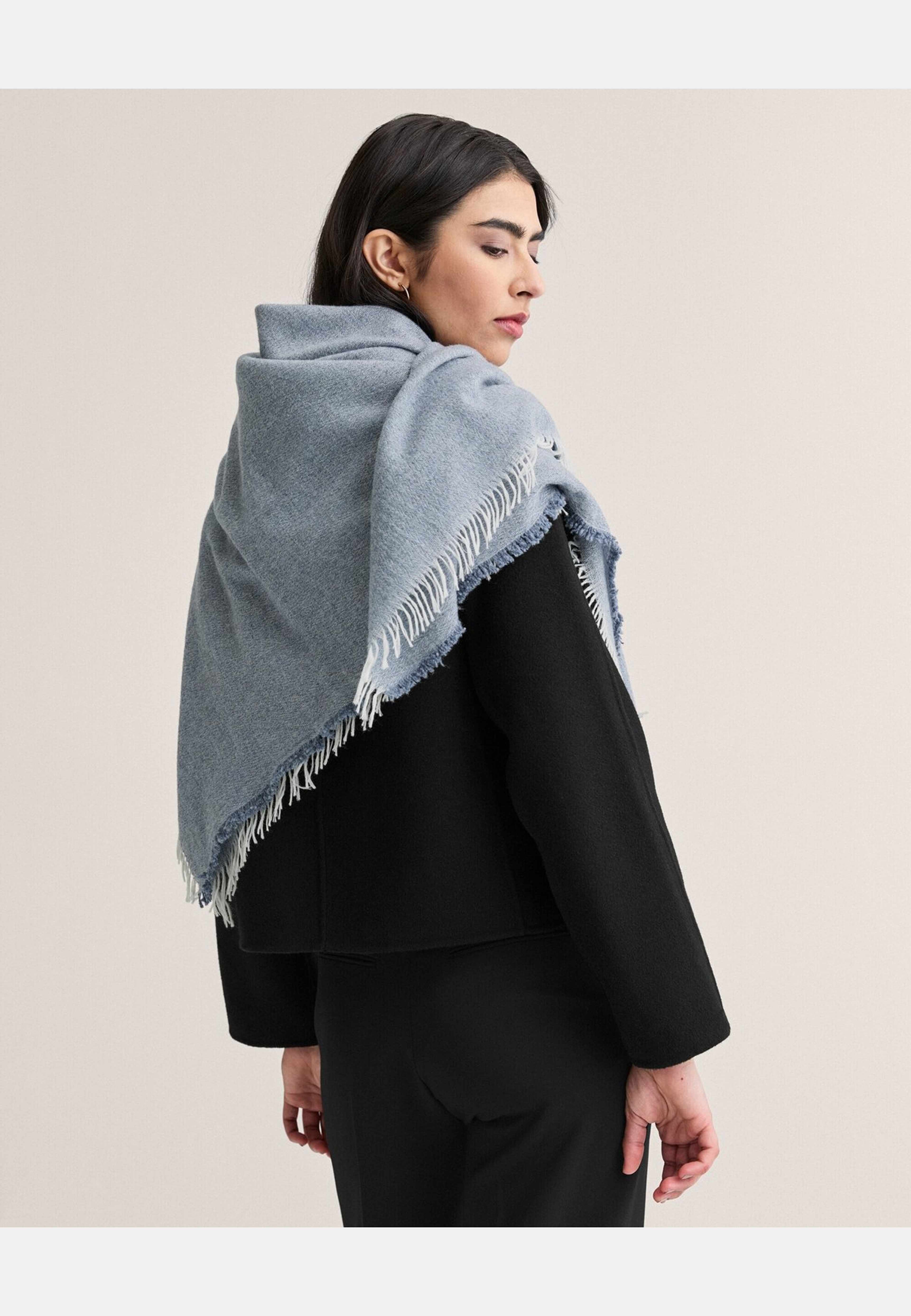 Ullscarf Ebba, från Newhouse, i färgen blå. Klicka för att öppna bilden i stort format