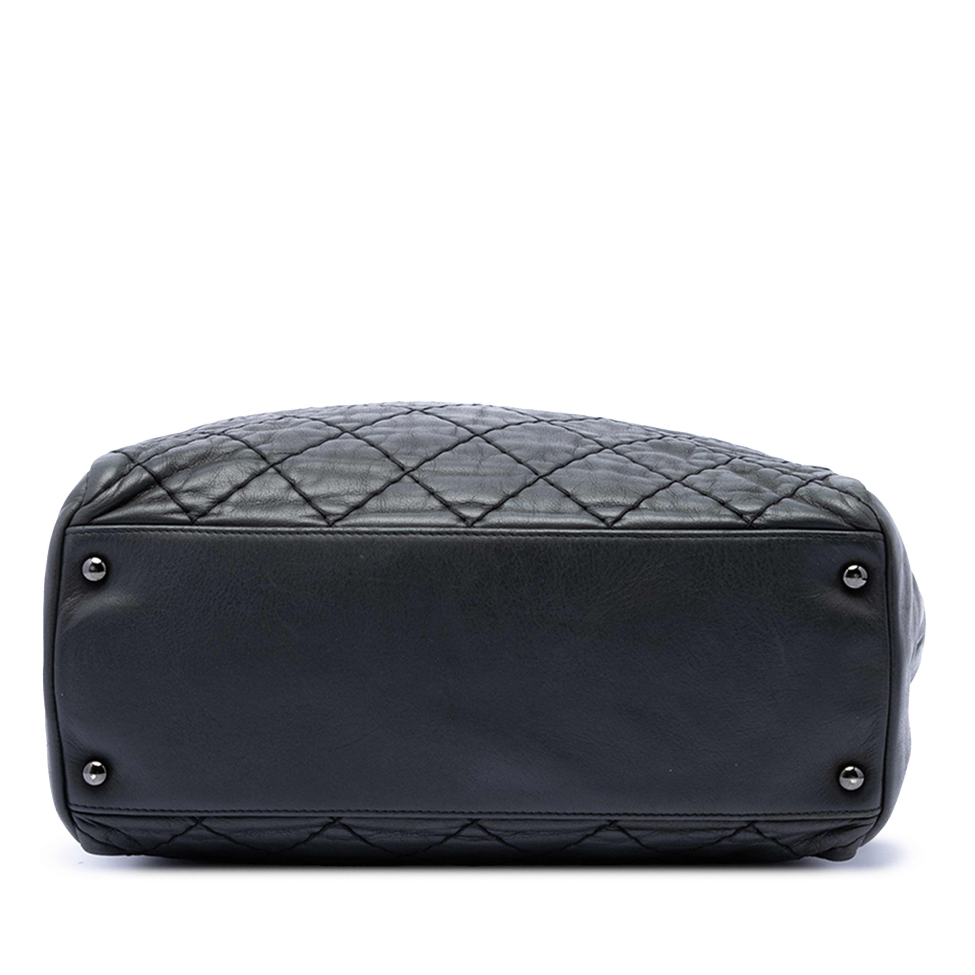 Chanel Cc Quilted Lambskin Wild Stitch Chain Tote, från Luxclusif, i färgen svart. Klicka för att öppna bilden i stort format