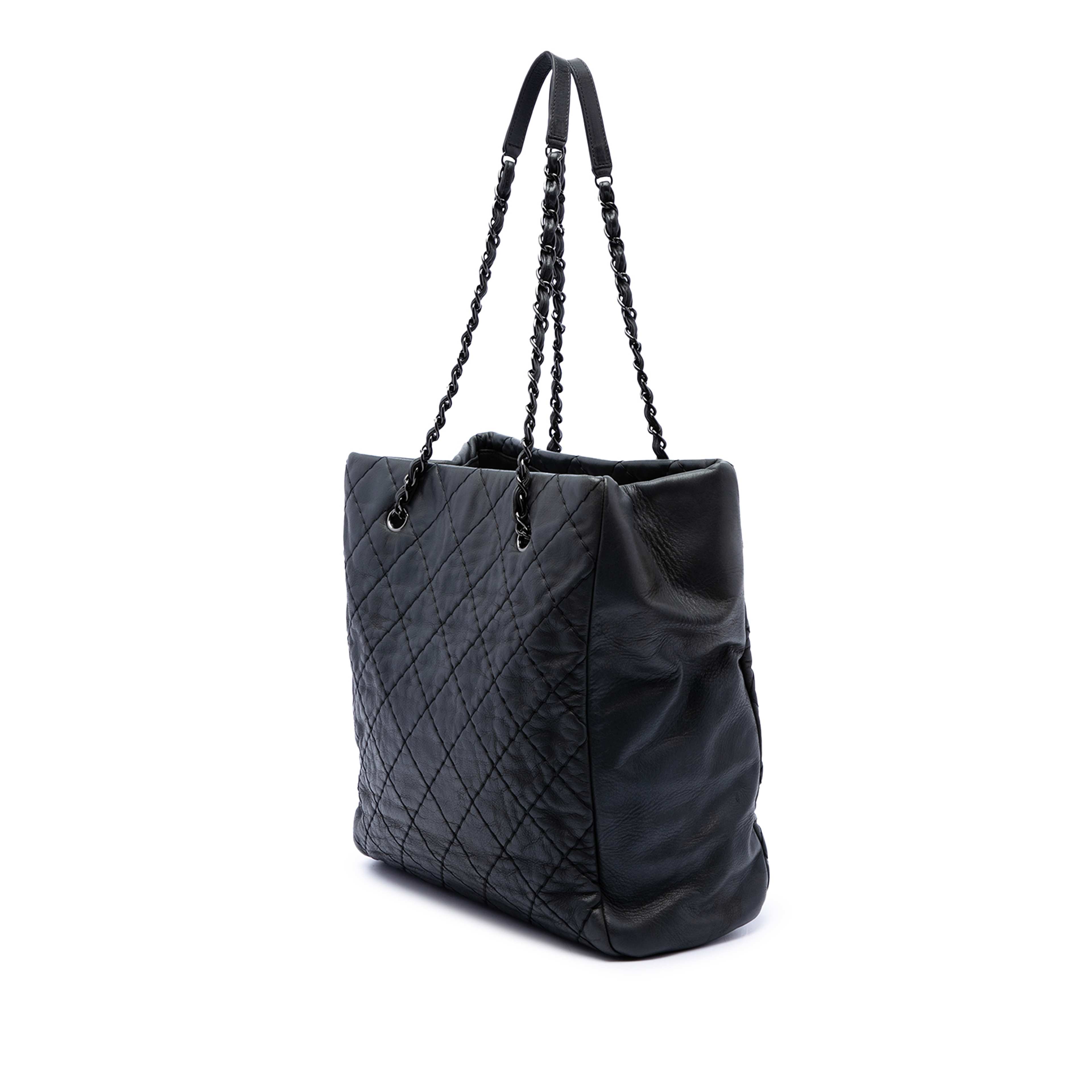 Chanel Cc Quilted Lambskin Wild Stitch Chain Tote, från Luxclusif, i färgen svart. Klicka för att öppna bilden i stort format