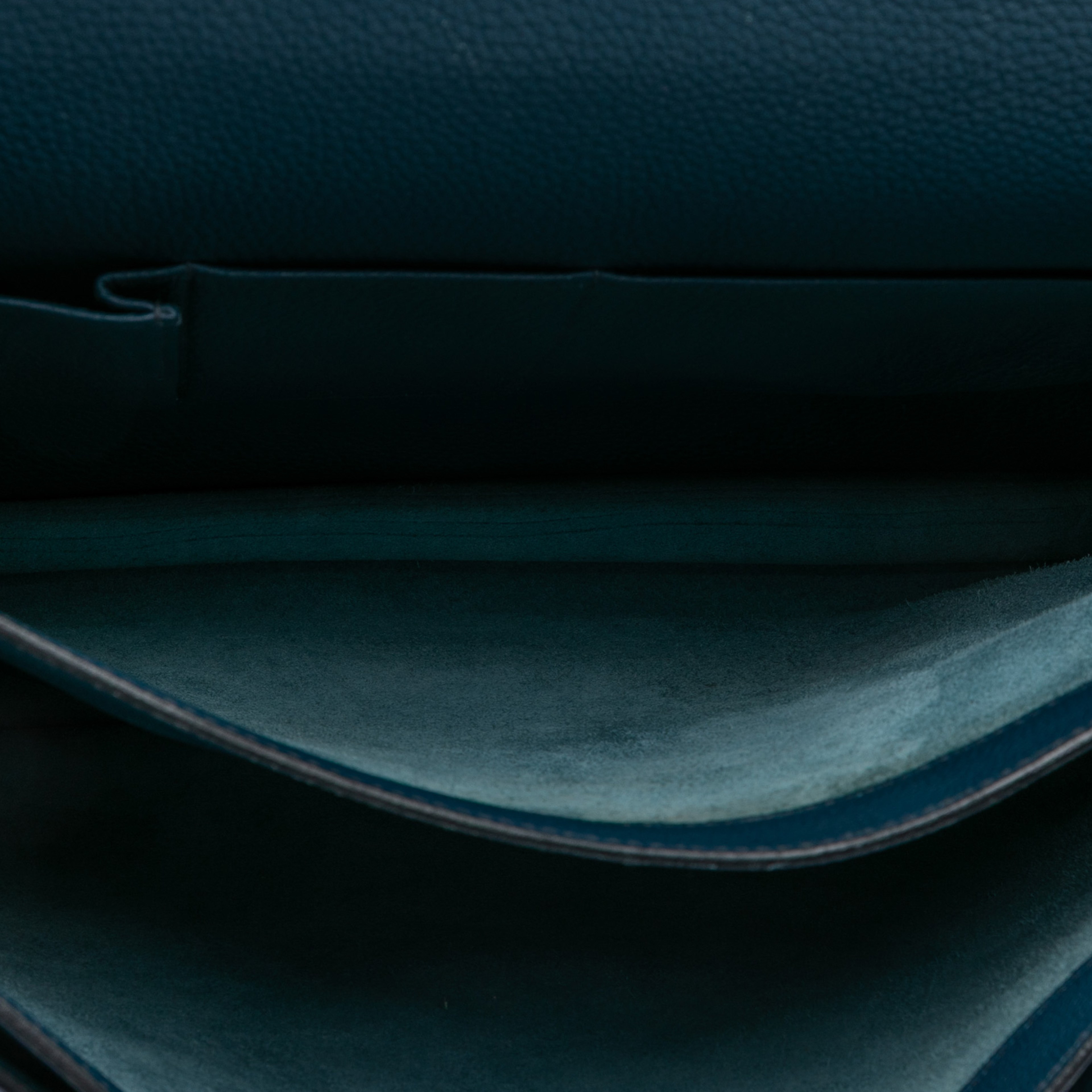 Hermès Togo Sac A Depeches 38, från Luxclusif, i färgen peacock. Klicka för att öppna bilden i stort format