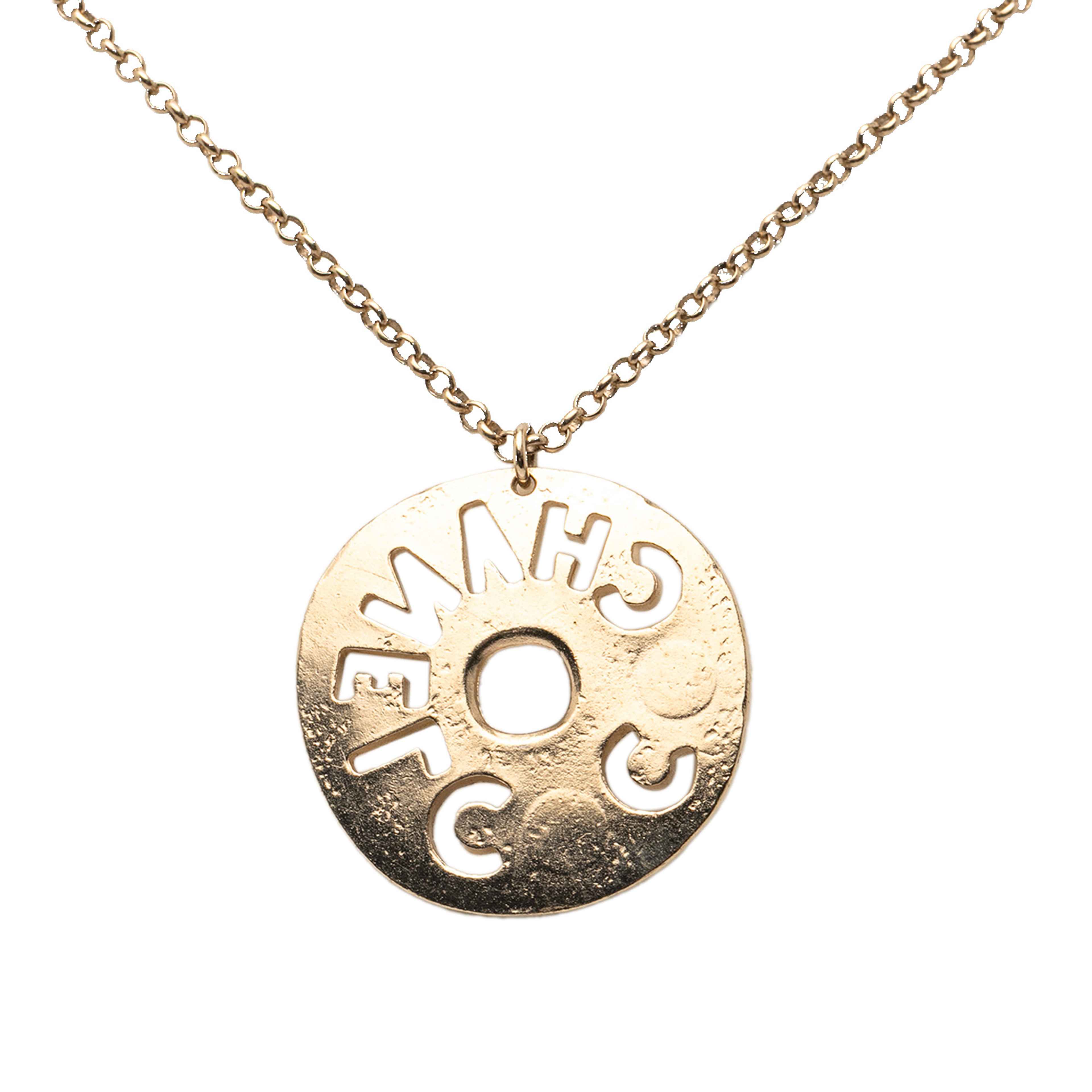 Chanel Gold Plated Faux Pearl And Rhinestone Logo Pendant Necklace, från Luxclusif, i färgen gold. Klicka för att öppna bilden i stort format