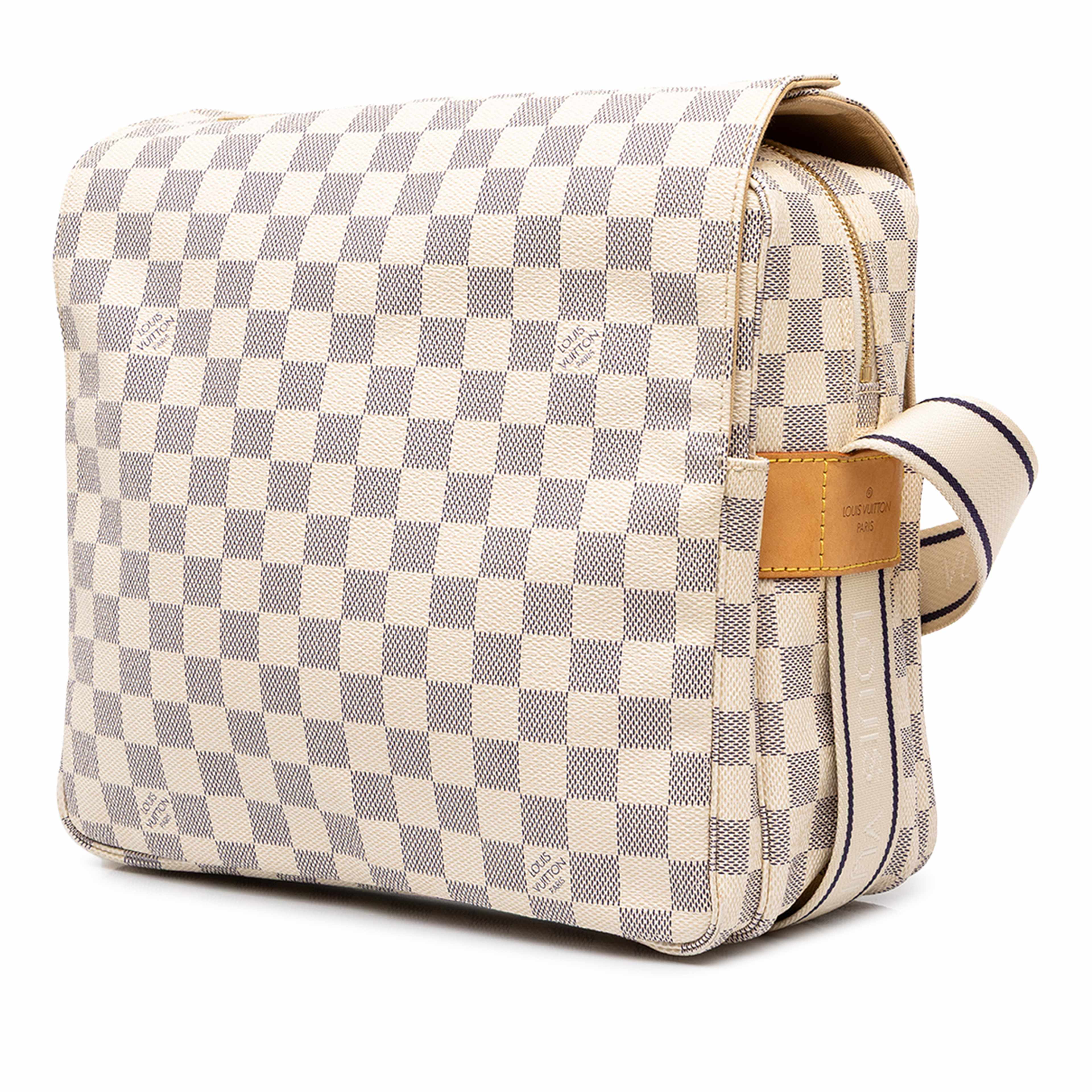 Louis Vuitton Damier Azur Naviglio, från Luxclusif, i färgen vit. Klicka för att öppna bilden i stort format