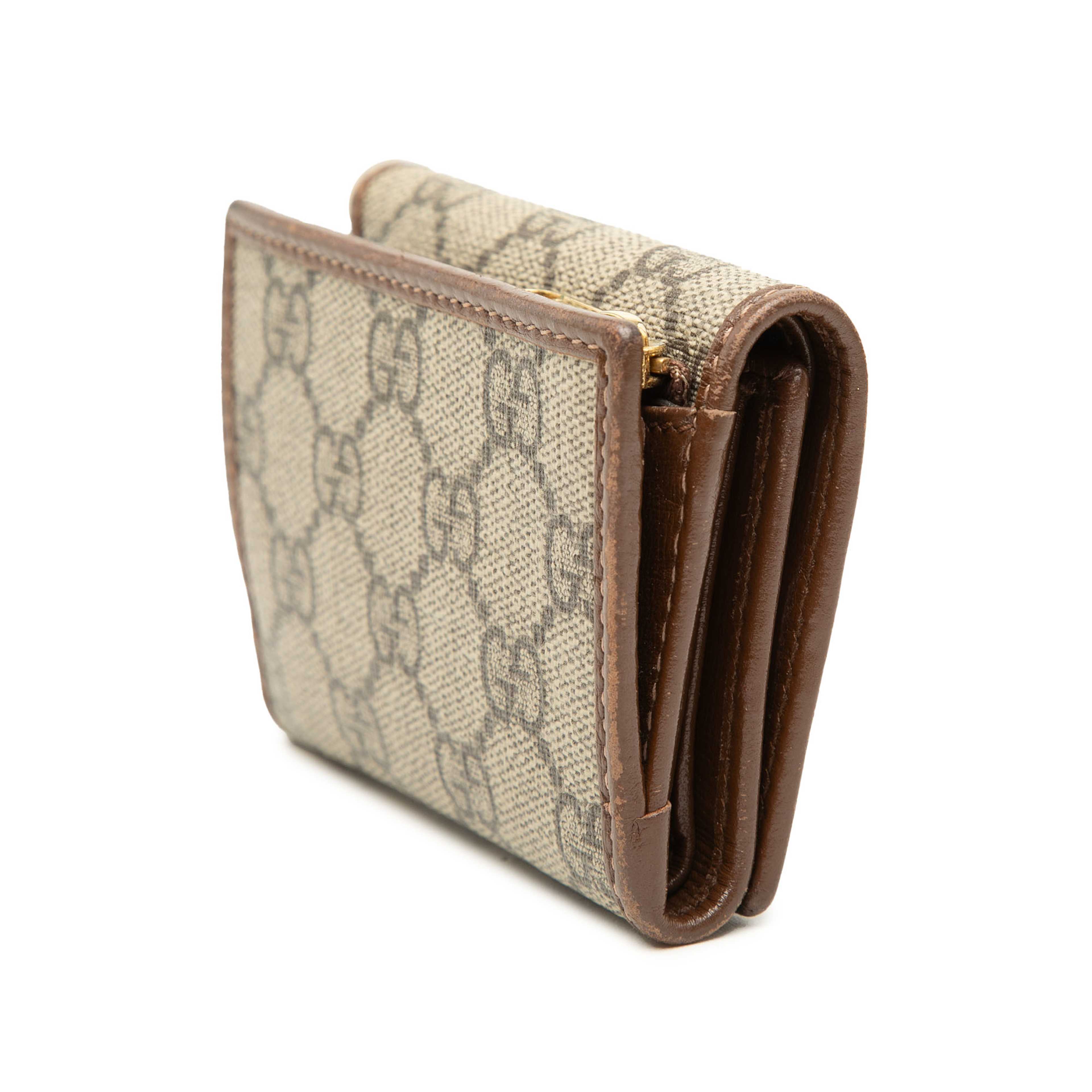 Gucci Gg Supreme Horsebit 1955 Trifold Wallet, från Luxclusif, i färgen beige. Klicka för att öppna bilden i stort format