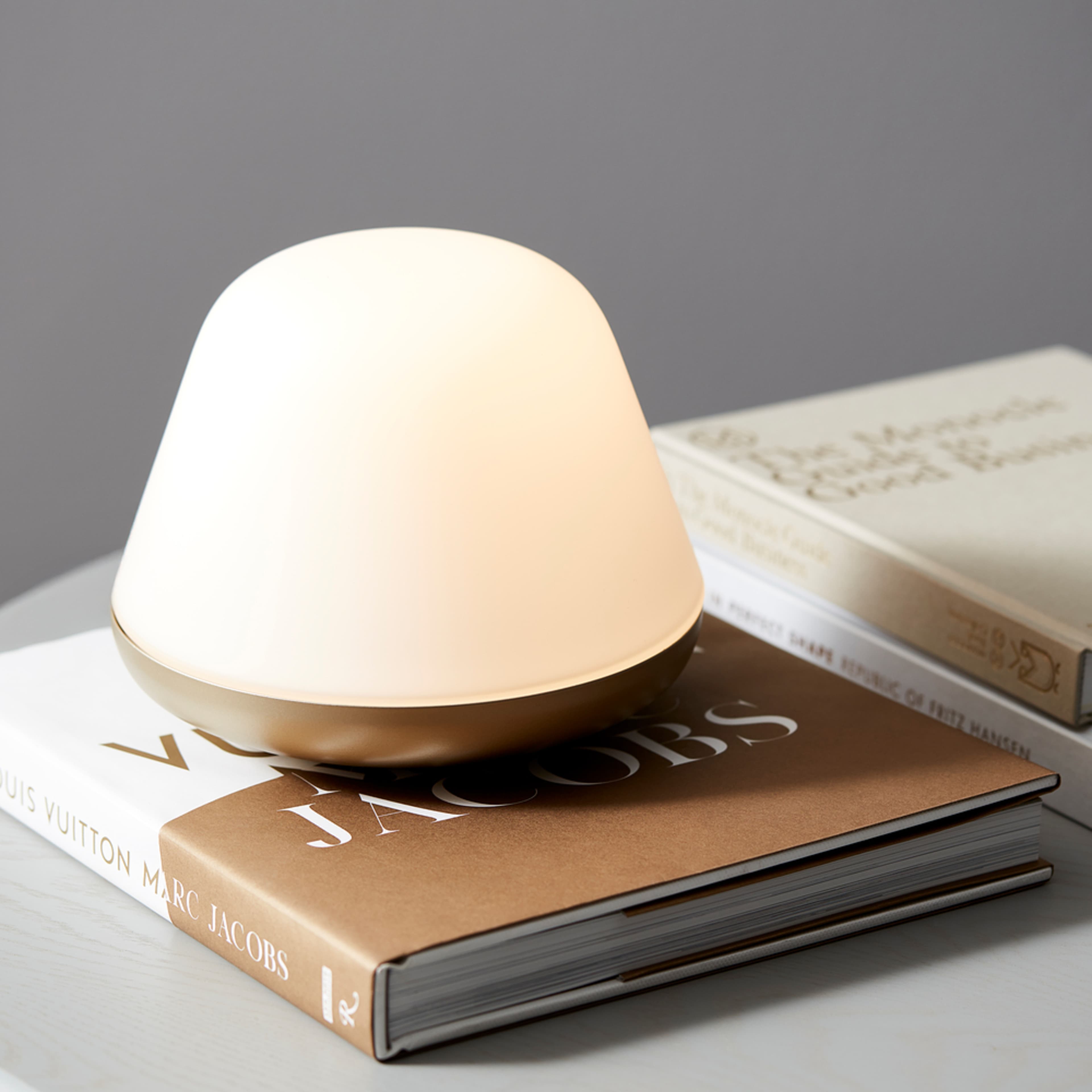 Bordslampa Bloom Ø38, från Herstal, i färgen mässing/opal. Klicka för att öppna bilden i stort format