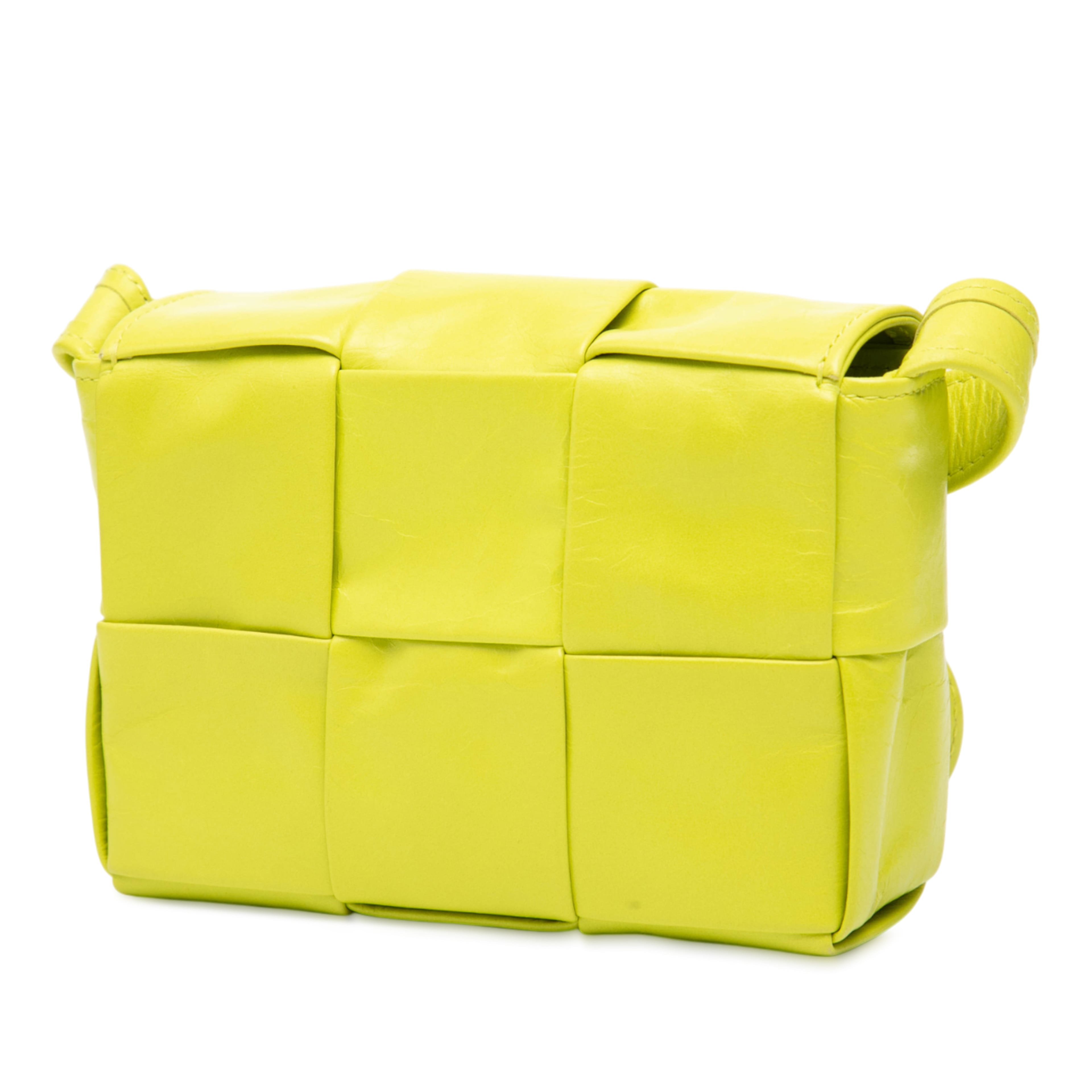 Bottega Veneta Extra Mini Nappa Maxi Intrecciato Cassette Crossbody, från Luxclusif, i färgen neon yellow. Klicka för att öppna bilden i stort format