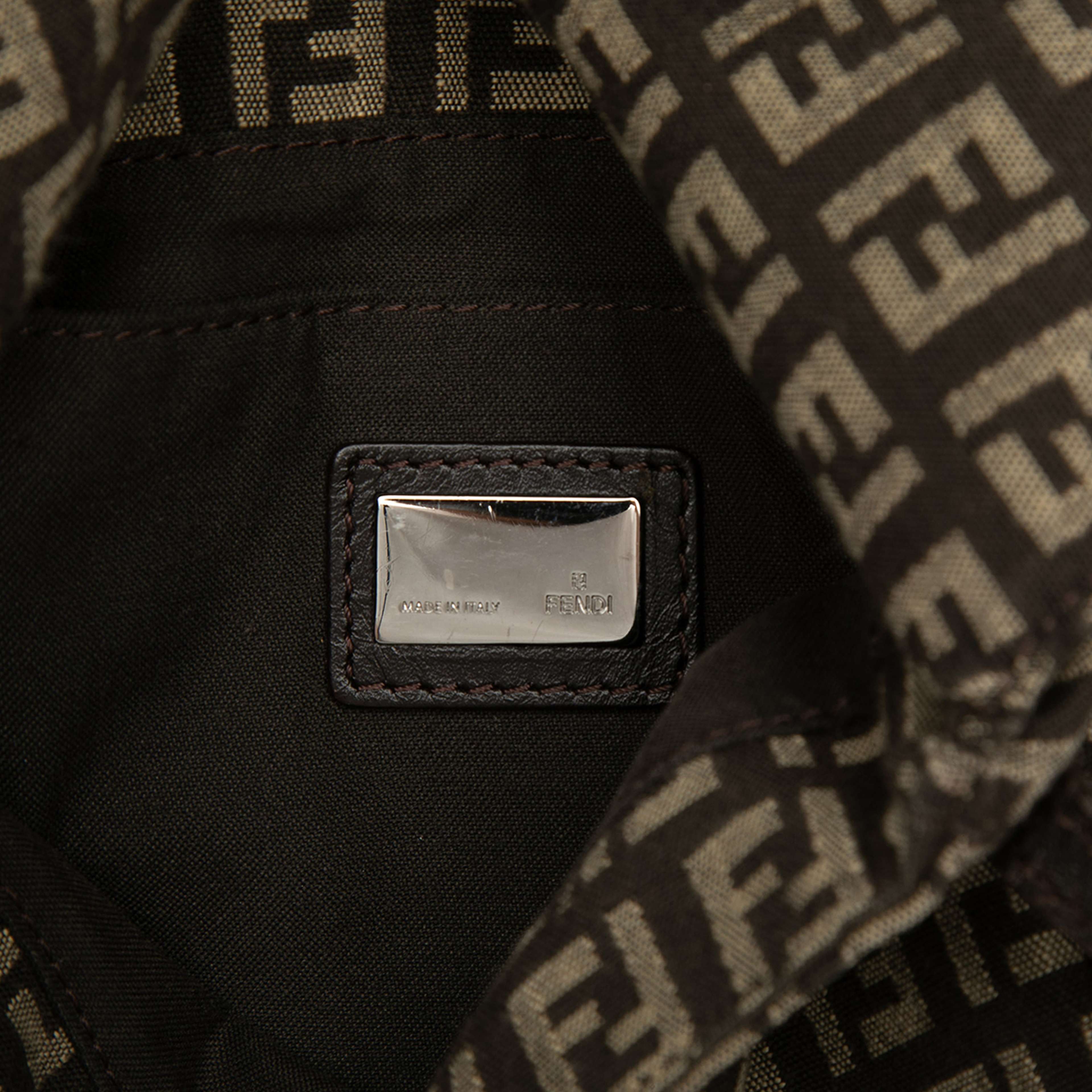 Fendi Zucchino Canvas Crossbody, från Luxclusif, i färgen brun. Klicka för att öppna bilden i stort format