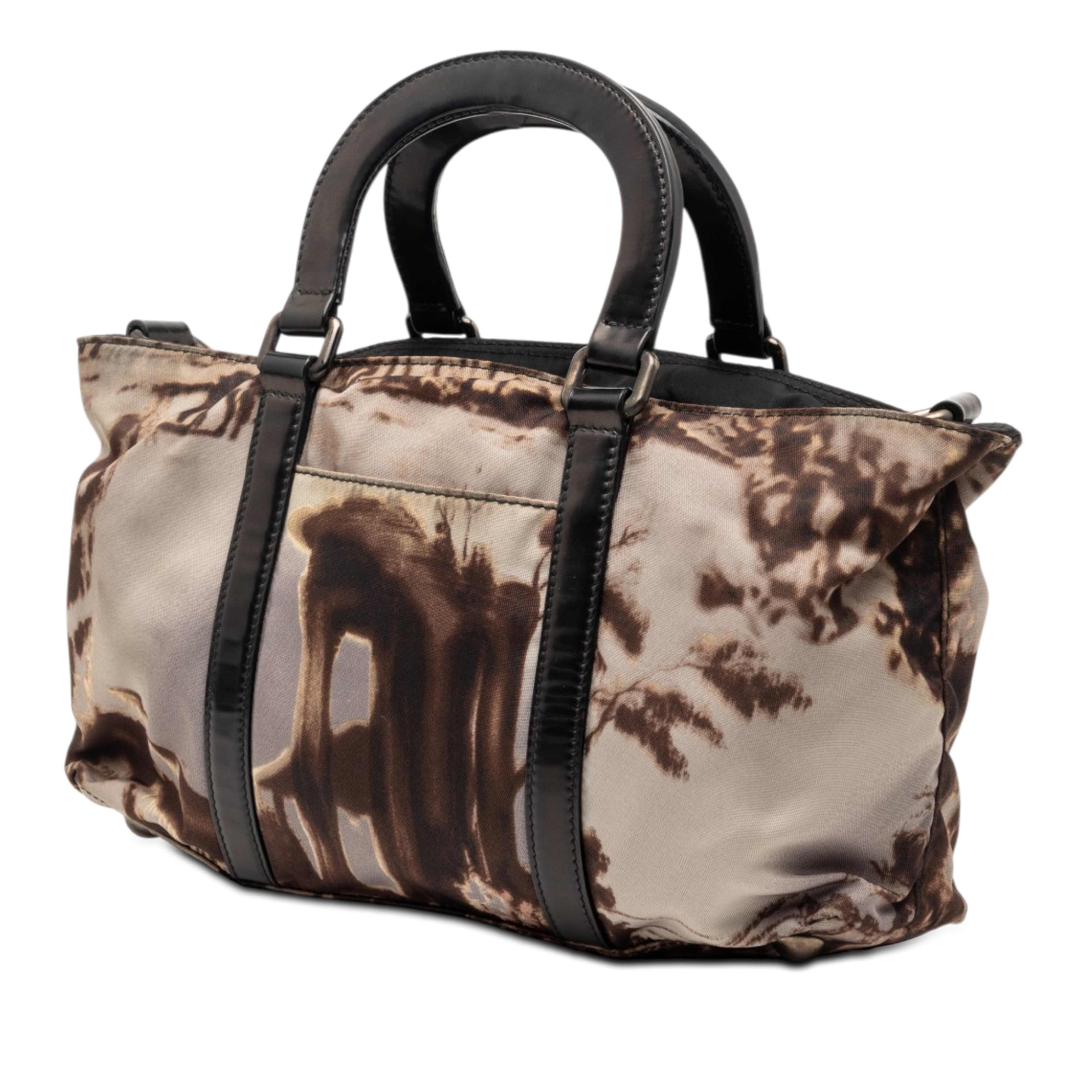 Prada Tessuto Stampato Satchel, från Luxclusif, i färgen brown. Klicka för att öppna bilden i stort format