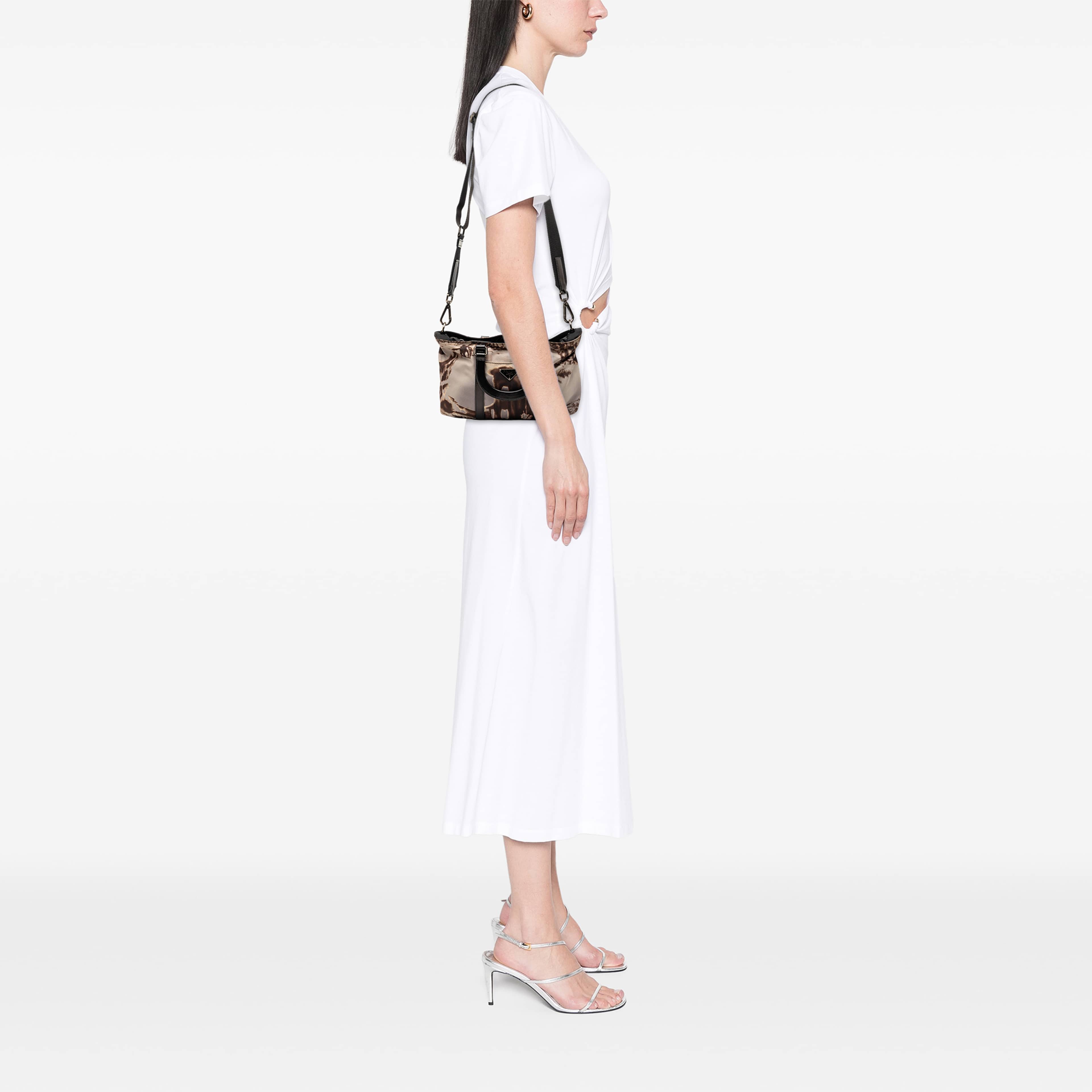 Prada Tessuto Stampato Satchel, från Luxclusif, i färgen brun. Klicka för att öppna bilden i stort format