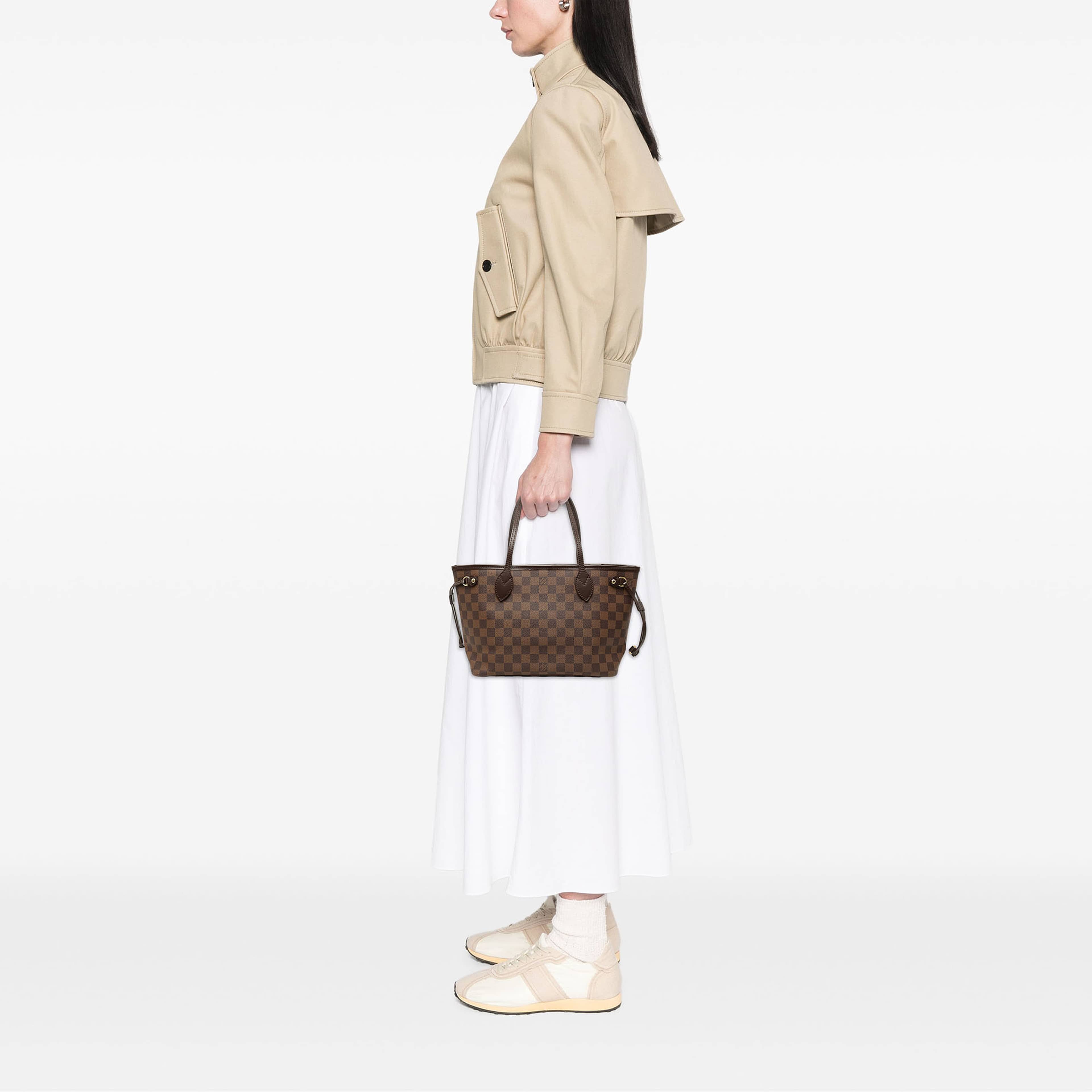 Louis Vuitton Damier Ebene Neverfull Pm, från Luxclusif, i färgen brun. Klicka för att öppna bilden i stort format