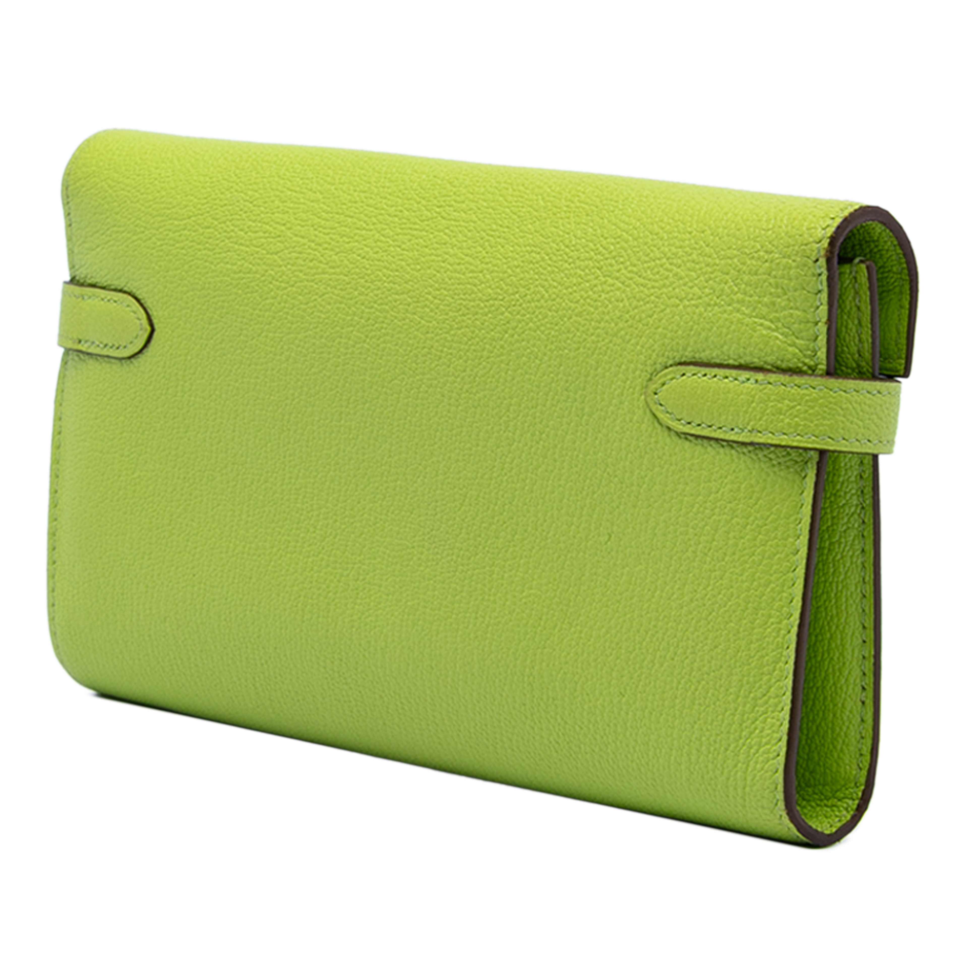Hermès Chevre Mysore Kelly Longue Wallet, från Luxclusif, i färgen light green. Klicka för att öppna bilden i stort format