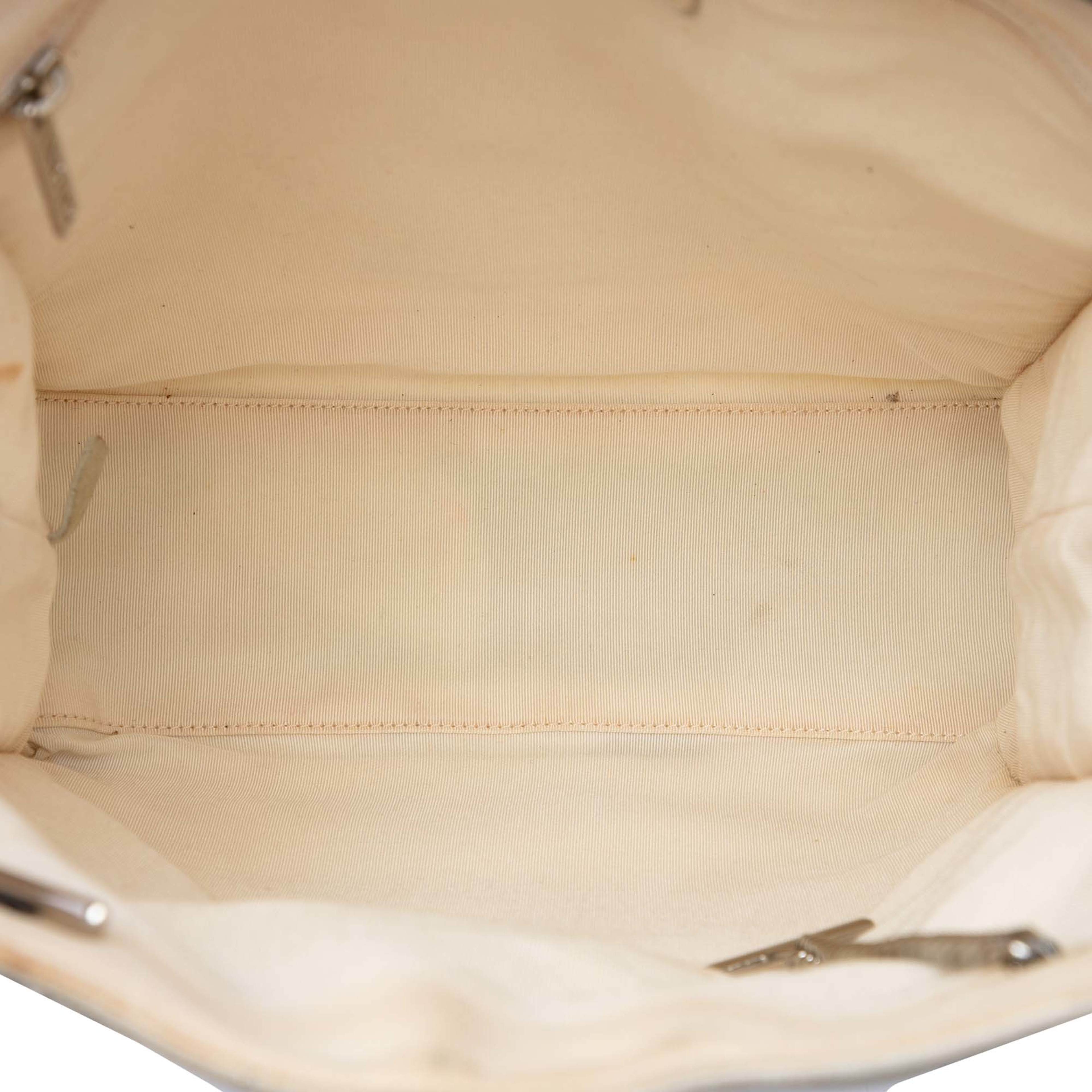 Chanel Cc Canvas Pearl Tote, från Luxclusif, i färgen vit. Klicka för att öppna bilden i stort format