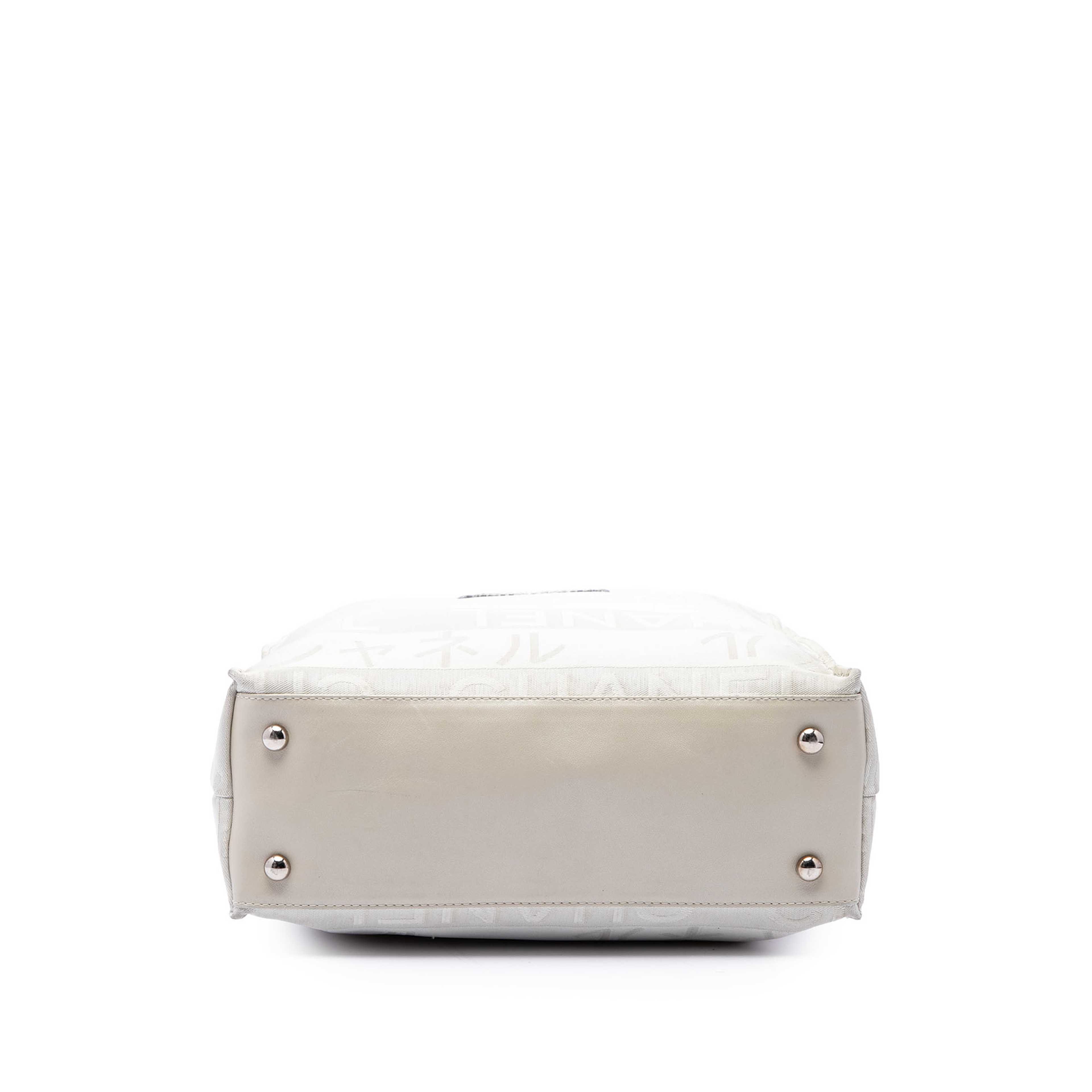Chanel Cc Canvas Pearl Tote, från Luxclusif, i färgen vit. Klicka för att öppna bilden i stort format