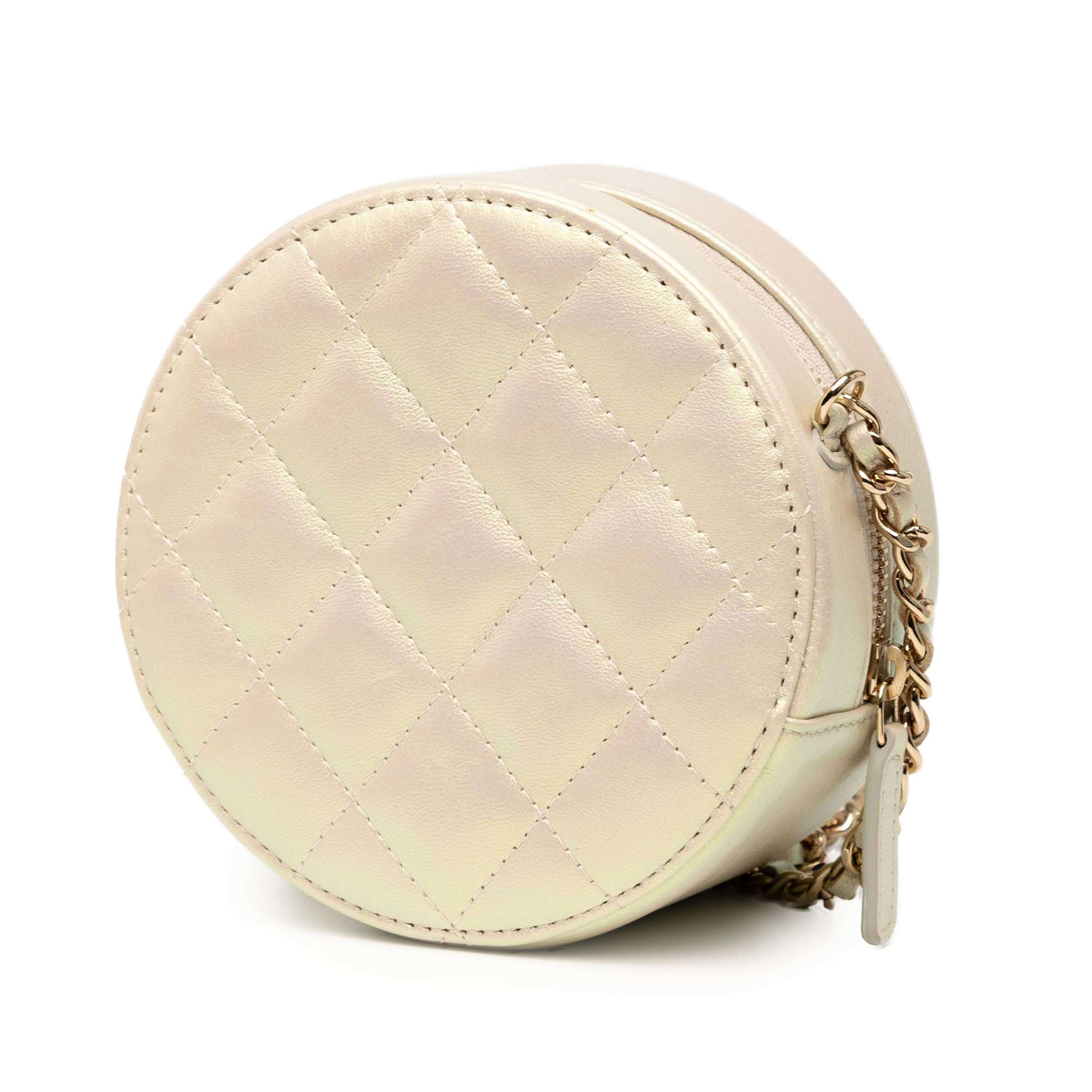 Chanel Iridescent Quilted Lambskin Round Clutch With Chain, från Luxclusif, i färgen ivory. Klicka för att öppna bilden i stort format