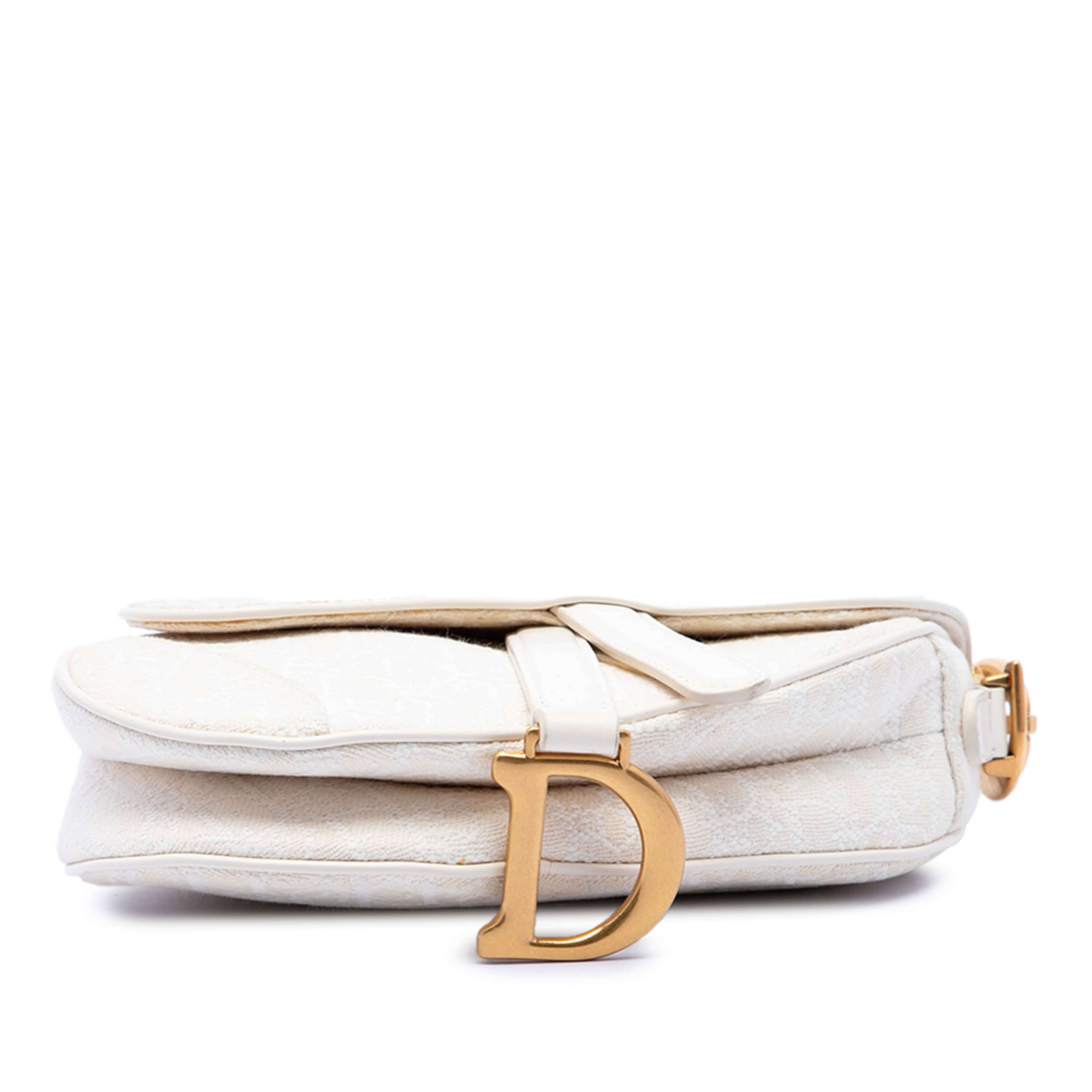 Dior Mini Oblique Embroidered Canvas Saddle Bag, från Luxclusif, i färgen vit. Klicka för att öppna bilden i stort format